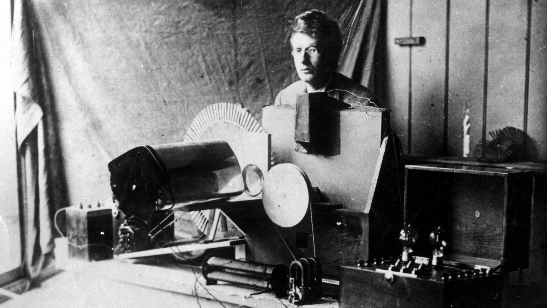Omschrijving: Personen: De Schot John Logie Baird (1888-1946), uitvinder van de televisie. [Engeland],1926.