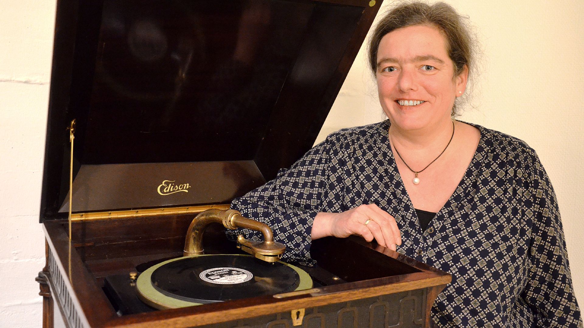Gabriela Kilian M.A:, die Kuratorin der Sonderausstellung 78, 45, 33 – die Schallplatte begeistert die Welt, hier neben einem der seltenen Phongraphen der Marke Edison nach der Führung für den Freundeskreis Hannover und seine Gäste ...