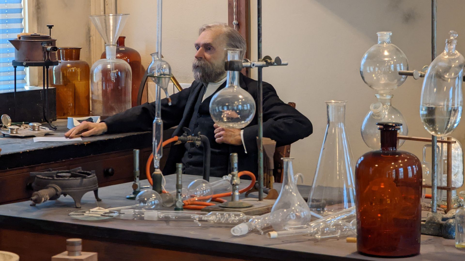 Figur föreställande Alfred Nobel på Laboratorium i Karlskoga den 3 september 2022.