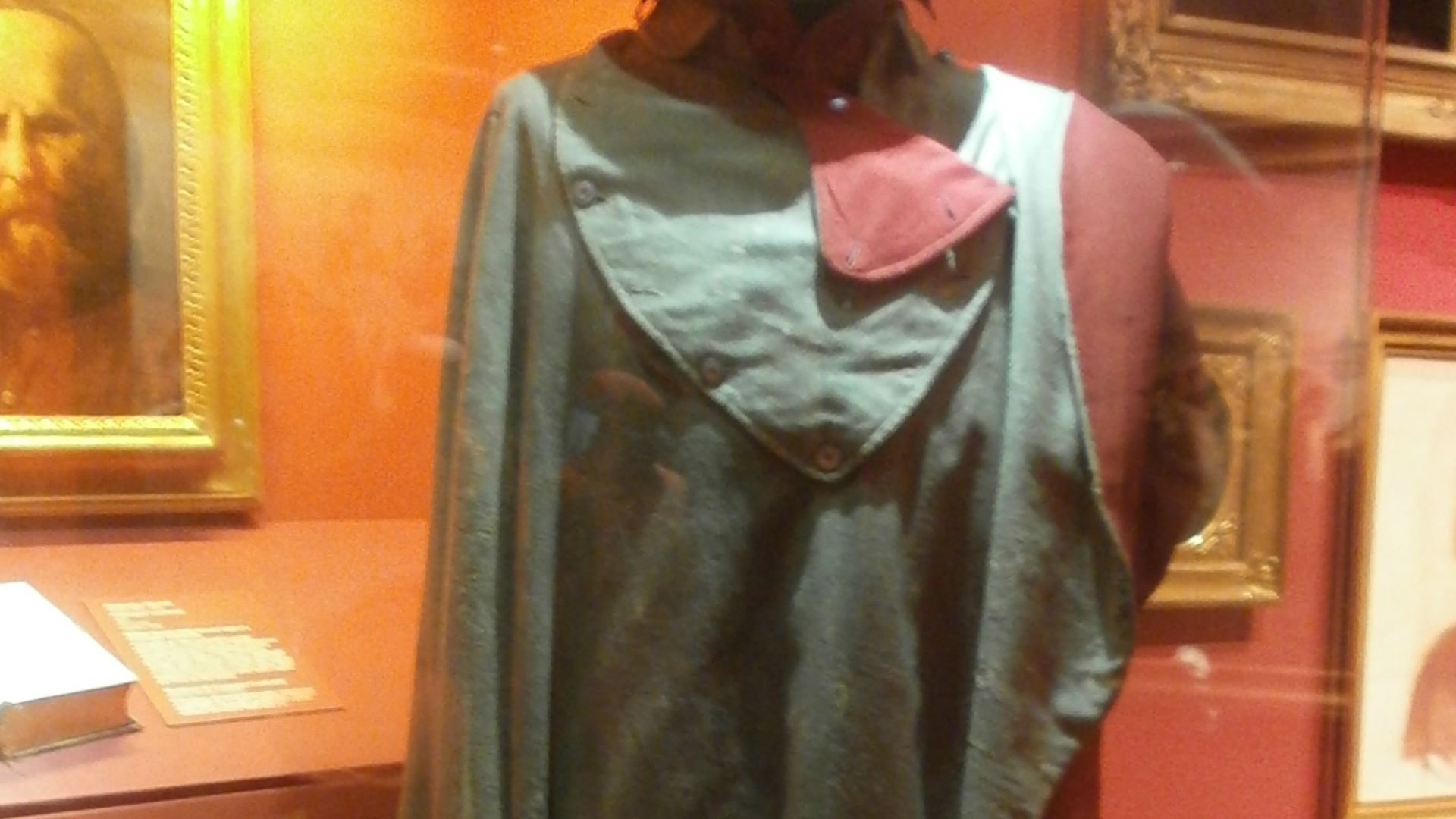 Poncho e camicia rossa di Garibaldi - Museo del Risorgimento di Milano