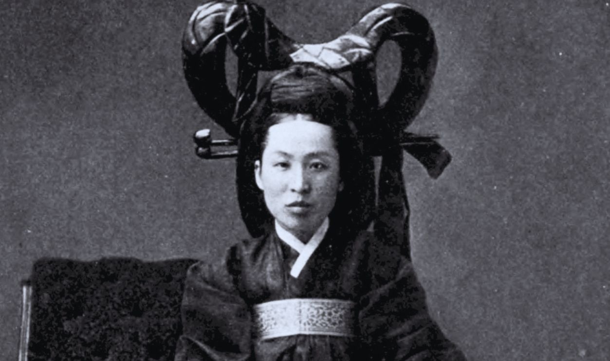 Photograph of a Ladys maid in the Korean emperor's court thought by many to be Myeongseong Queen Min (1851-1895). Dated 1873. 