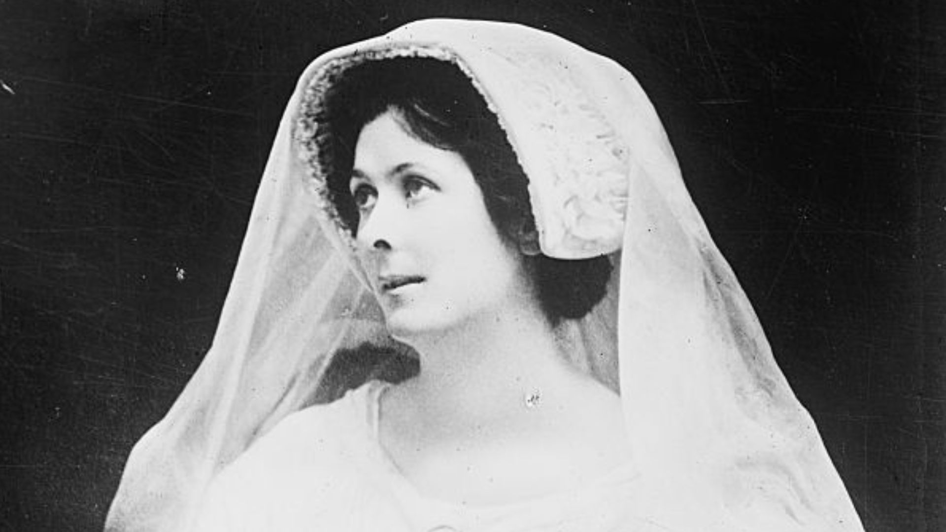 Isadora Duncan (1877 – 1927), American dancer.