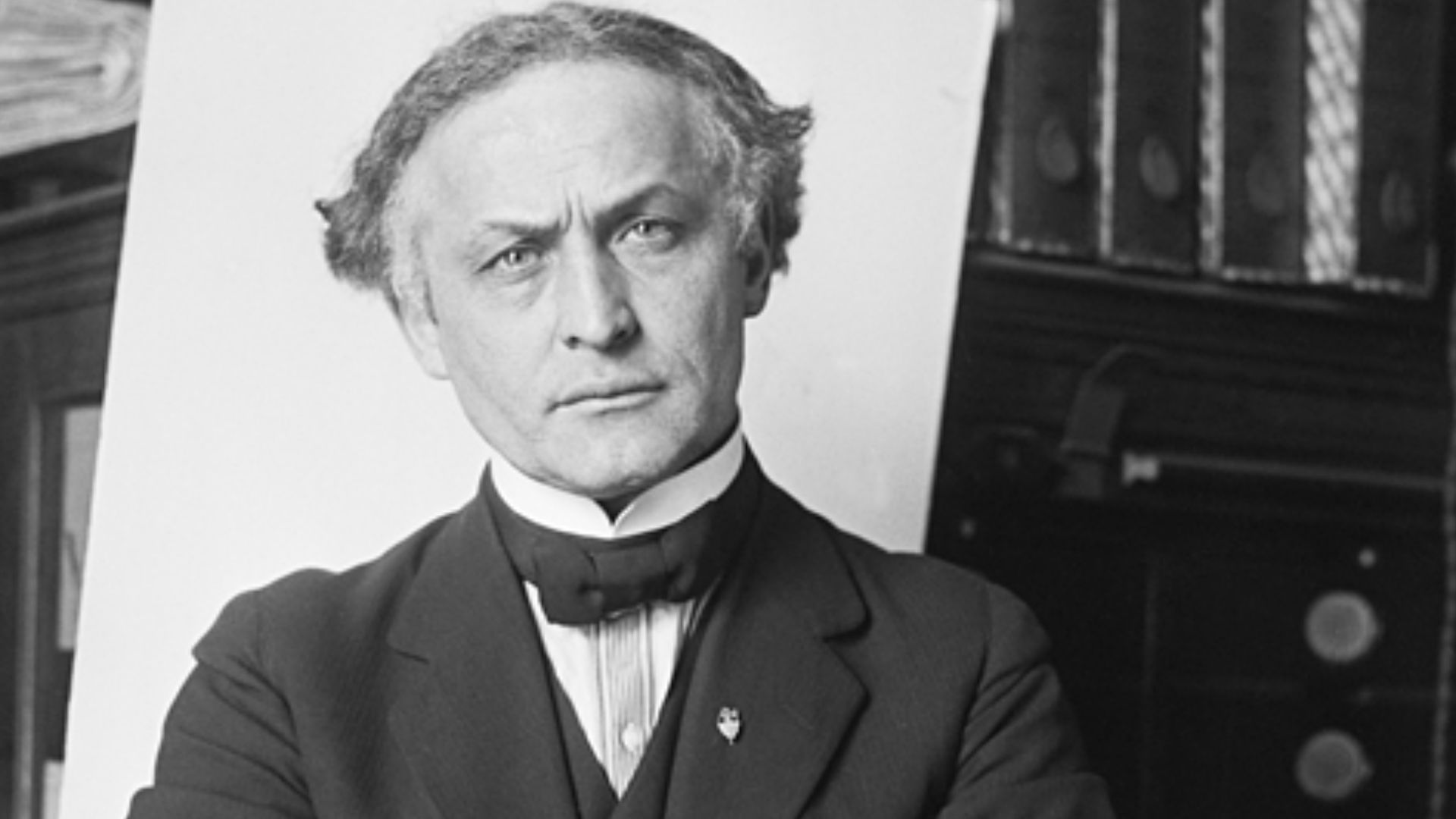 Houdini in handcuffs, 1918.