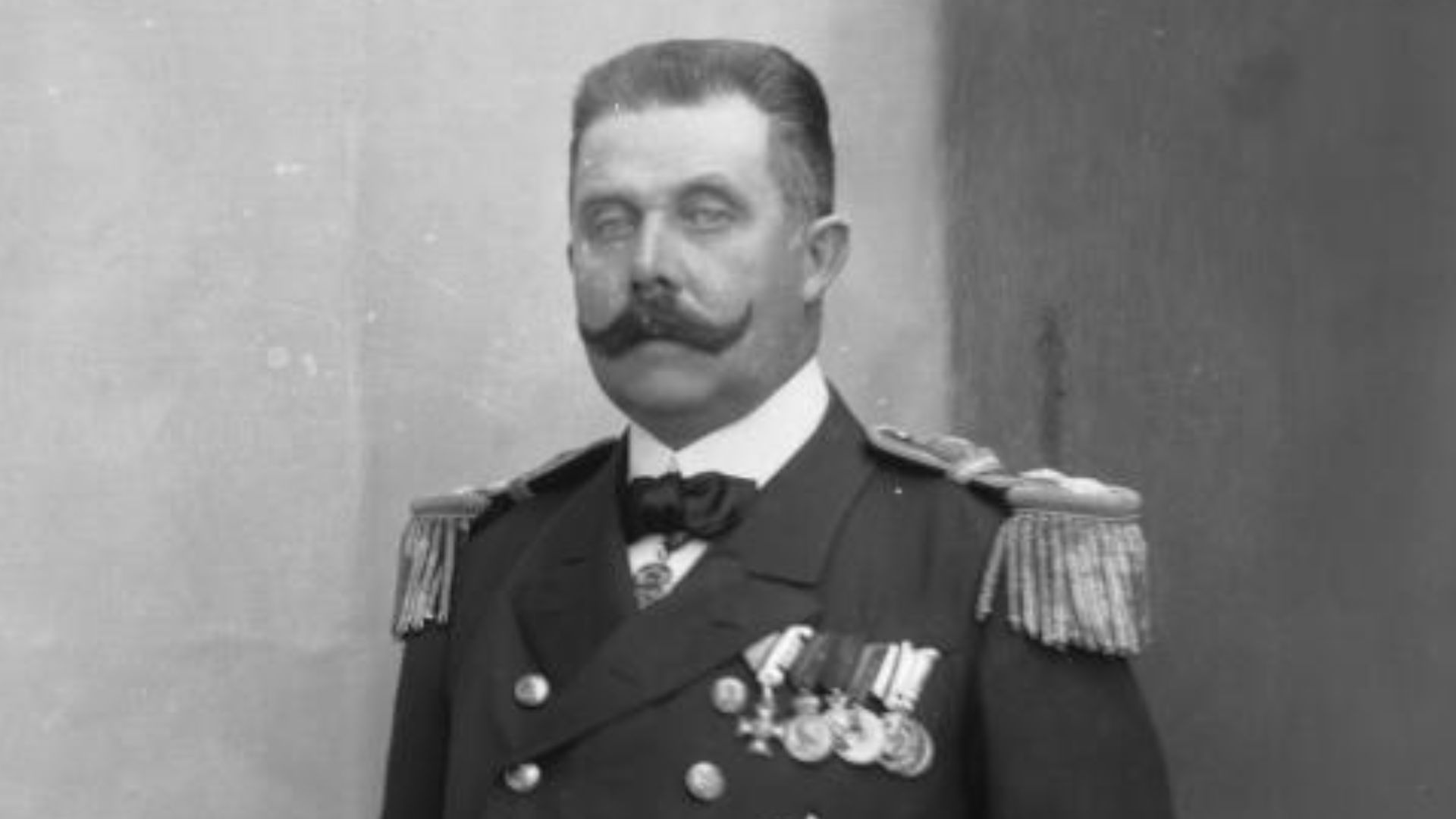 Franz Ferdinand, Erzherzog von Österreich-Este in Gala-Uniform, stehend.
