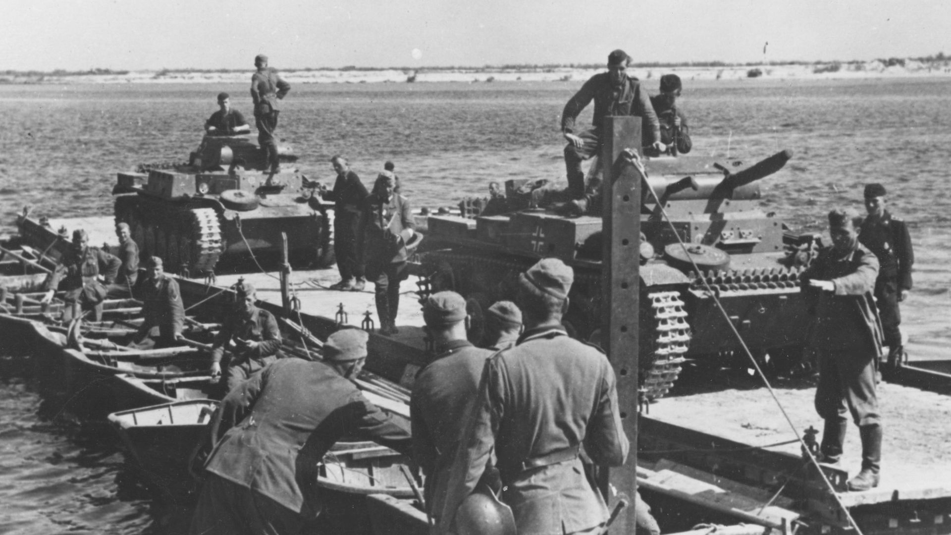 Przeprawa wojsk niemieckich przez Dniepr. Czołgi PzKpfw II Ausf C z 11. dywizji pancernej na promie gotowym do odpłynięcia.