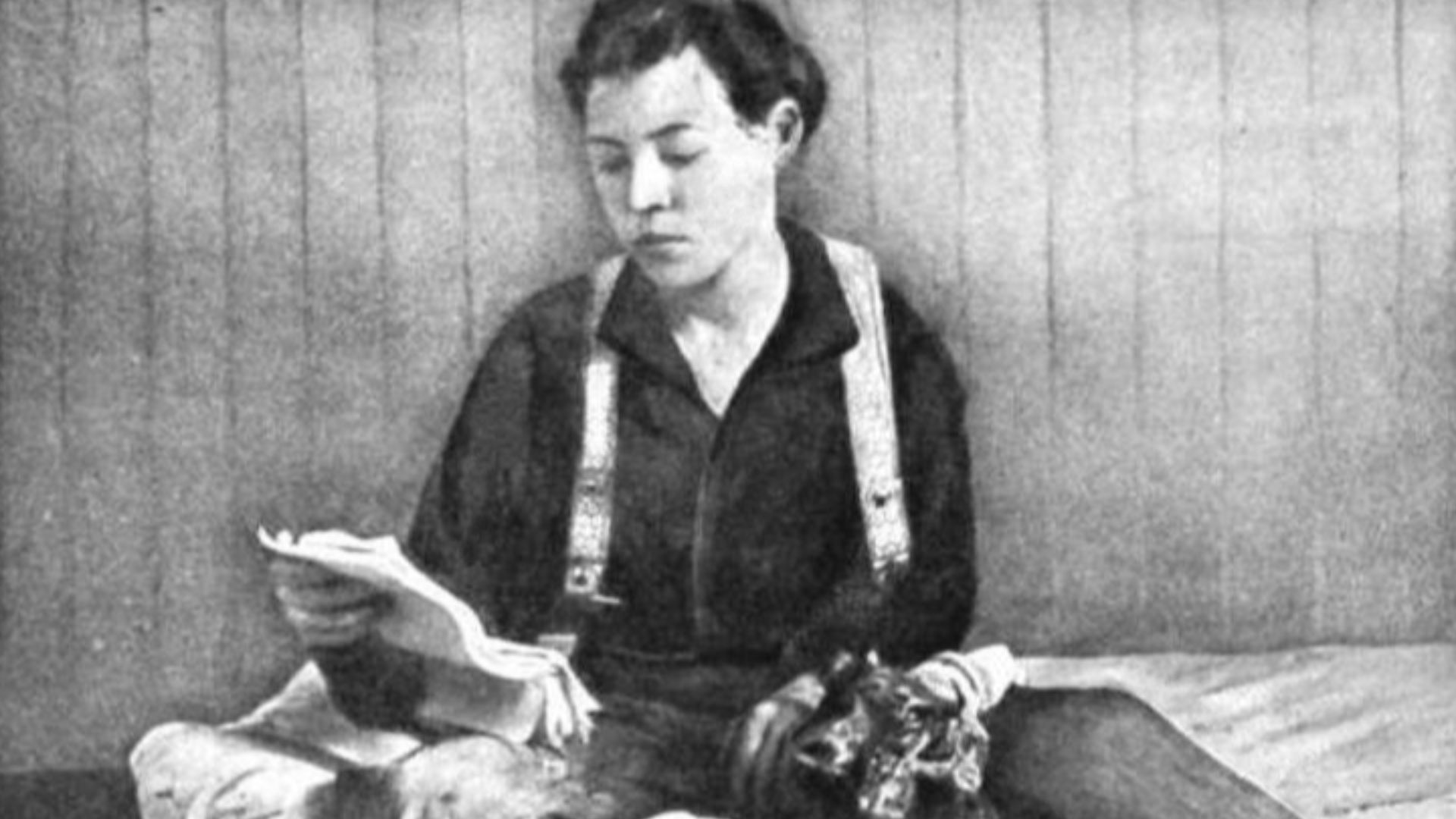 Pearl Hart seated in a jail cell