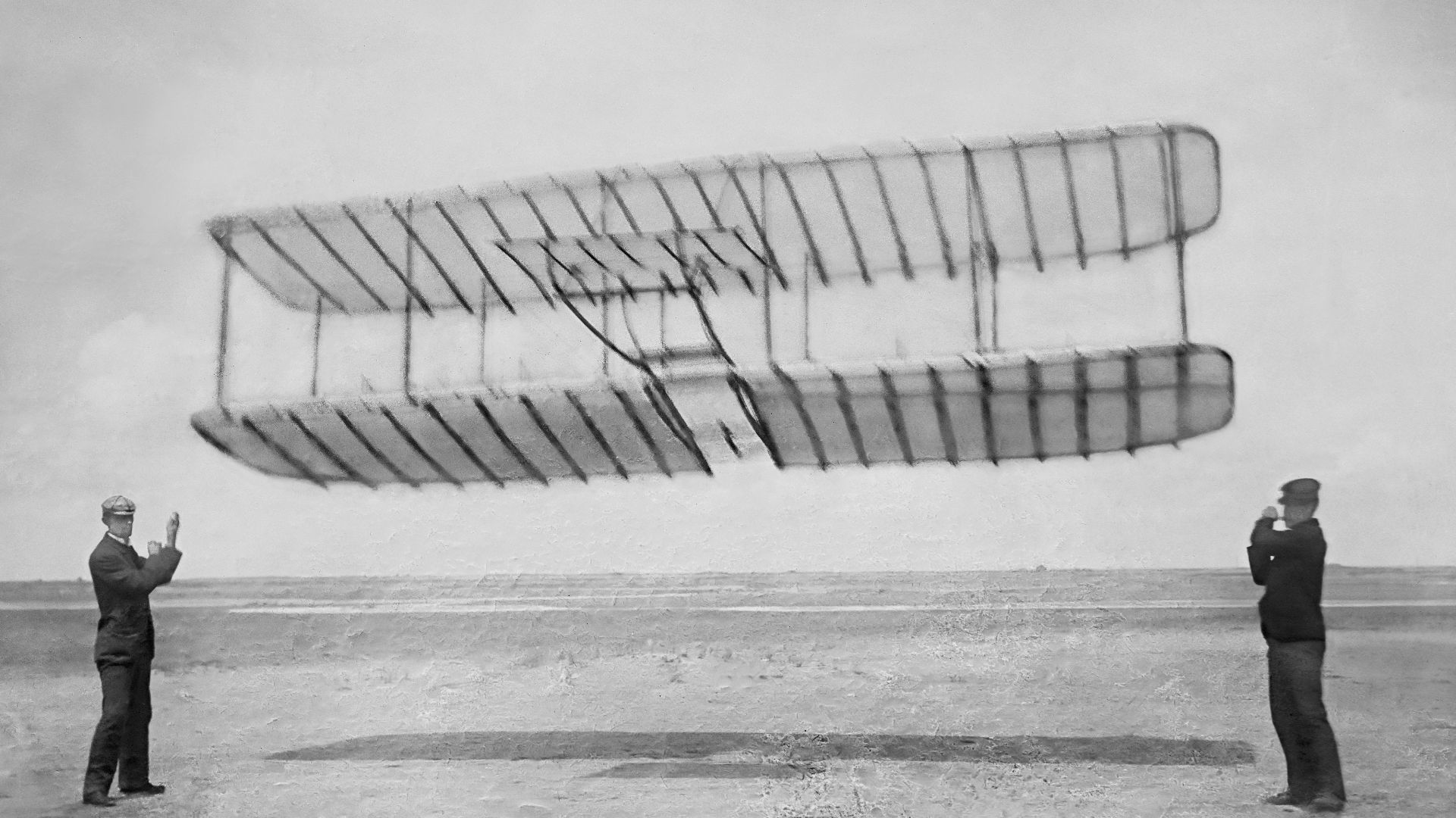 File:1901 glider being flown as a kite (cropped 16∶10).jpg