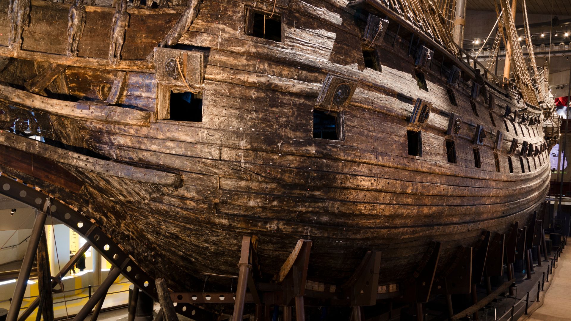 Bow (port side) of the royal skip Vasa, displayed at the Vasa museum in Stockholm.