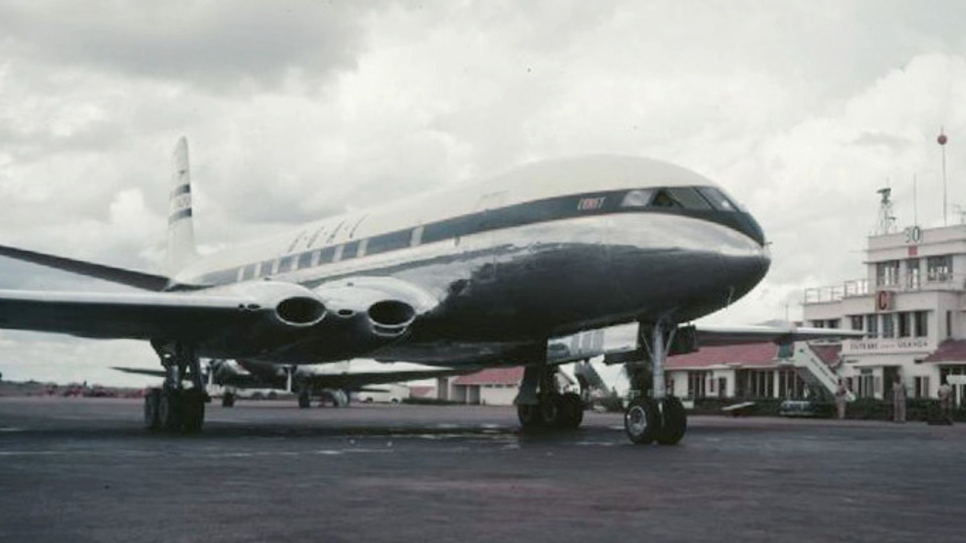 A BOAC de Havilland Comet jet airliner, en route to Johannesburg from London, breaks its journey at Entebbe Airport, Uganda. 1952 ATP 18376C.