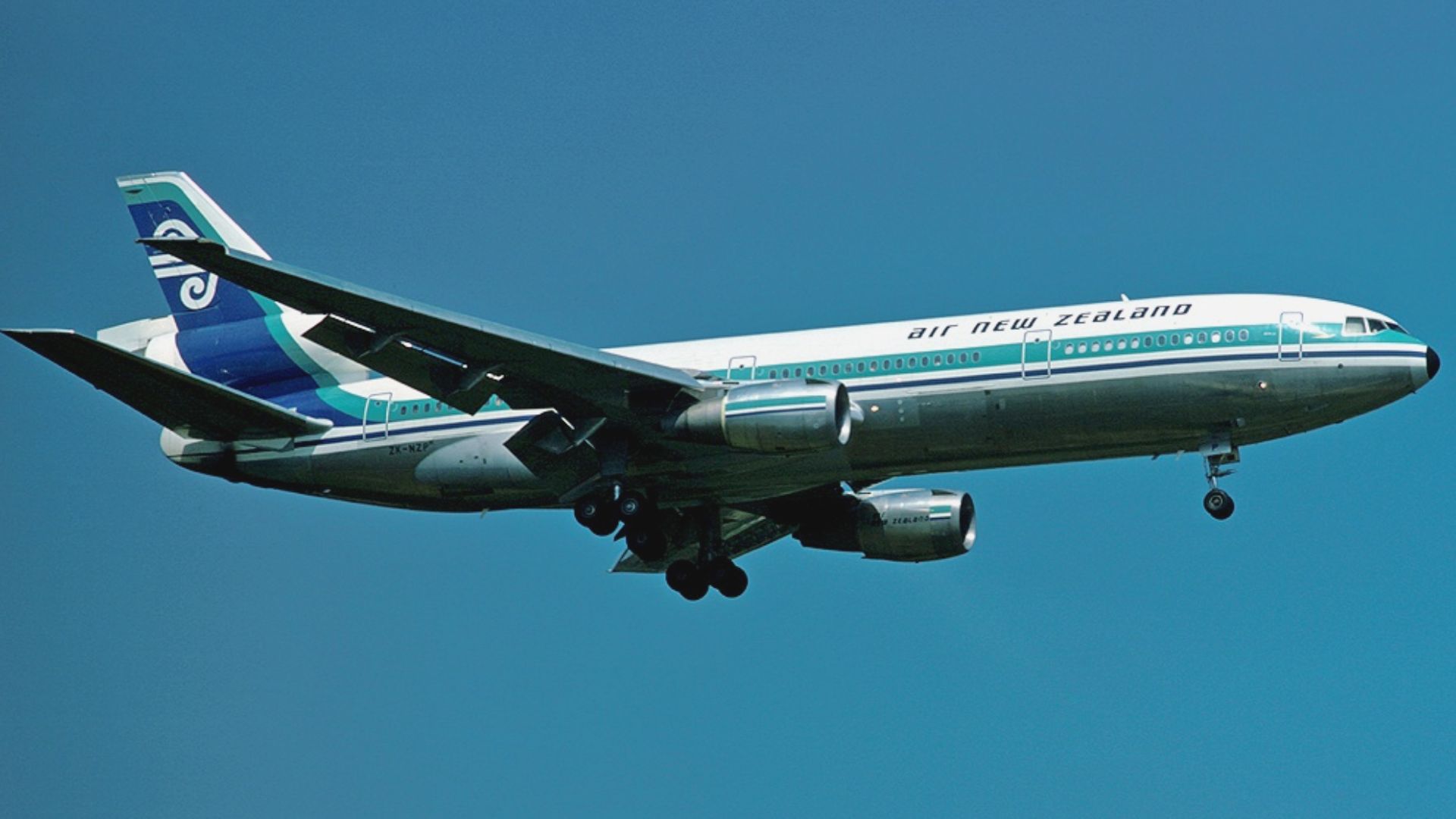 ZK-NZP, an Air New Zealand-operated McDonnell Douglas DC-10-30, on short final at London Heathrow Airport in July 1977. The aircraft was destroyed when it crashed into Mount Erebus, Antarctica while operating Air New Zealand Flight 901 on 28 November 1979