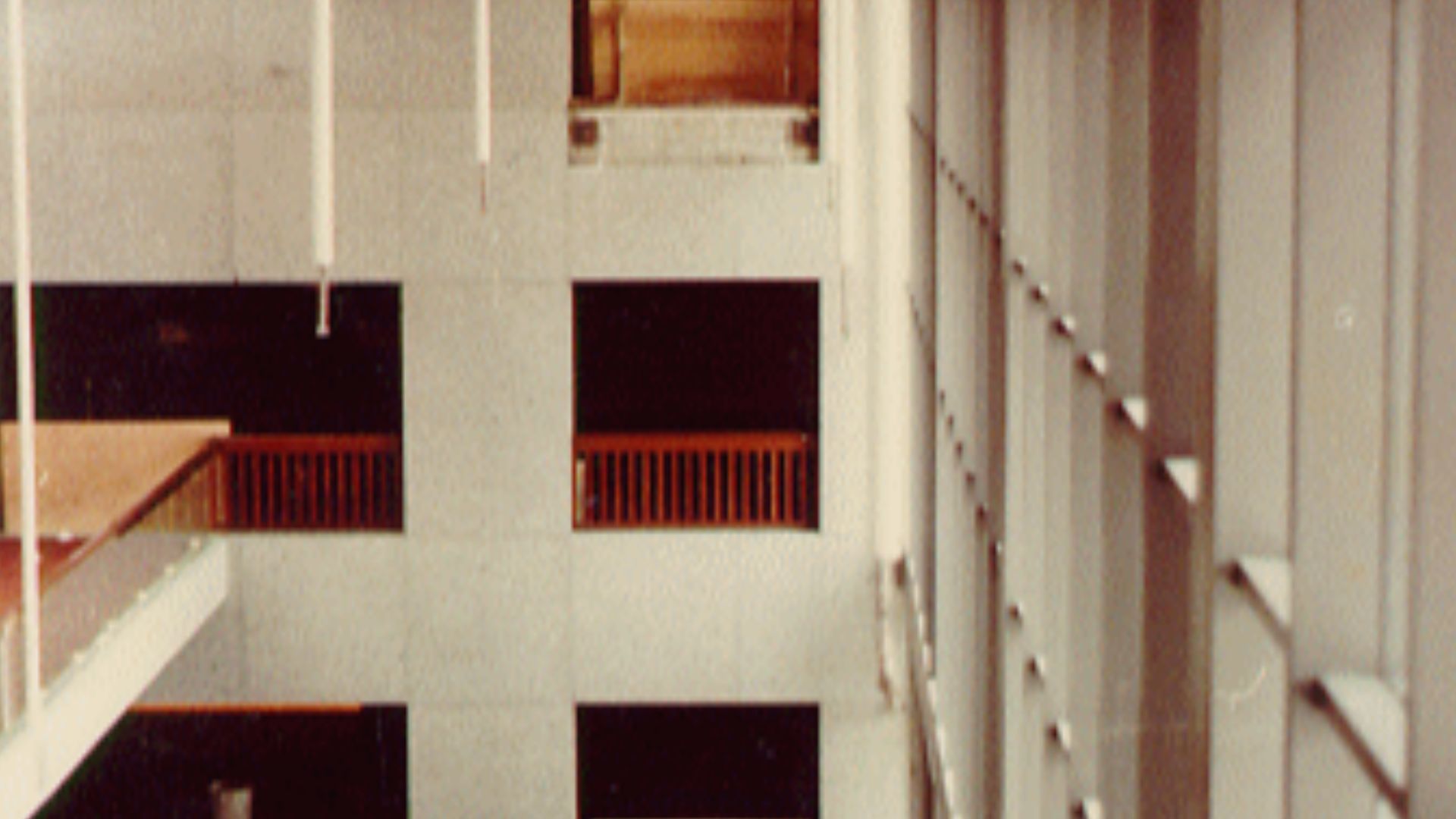 View of the side wall, during the first day of the investigation of the Hyatt Regency walkway collapse.