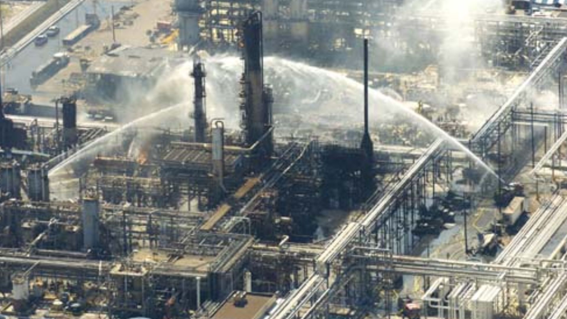 fire-extinguishing operations after the Texas City refinery explosion