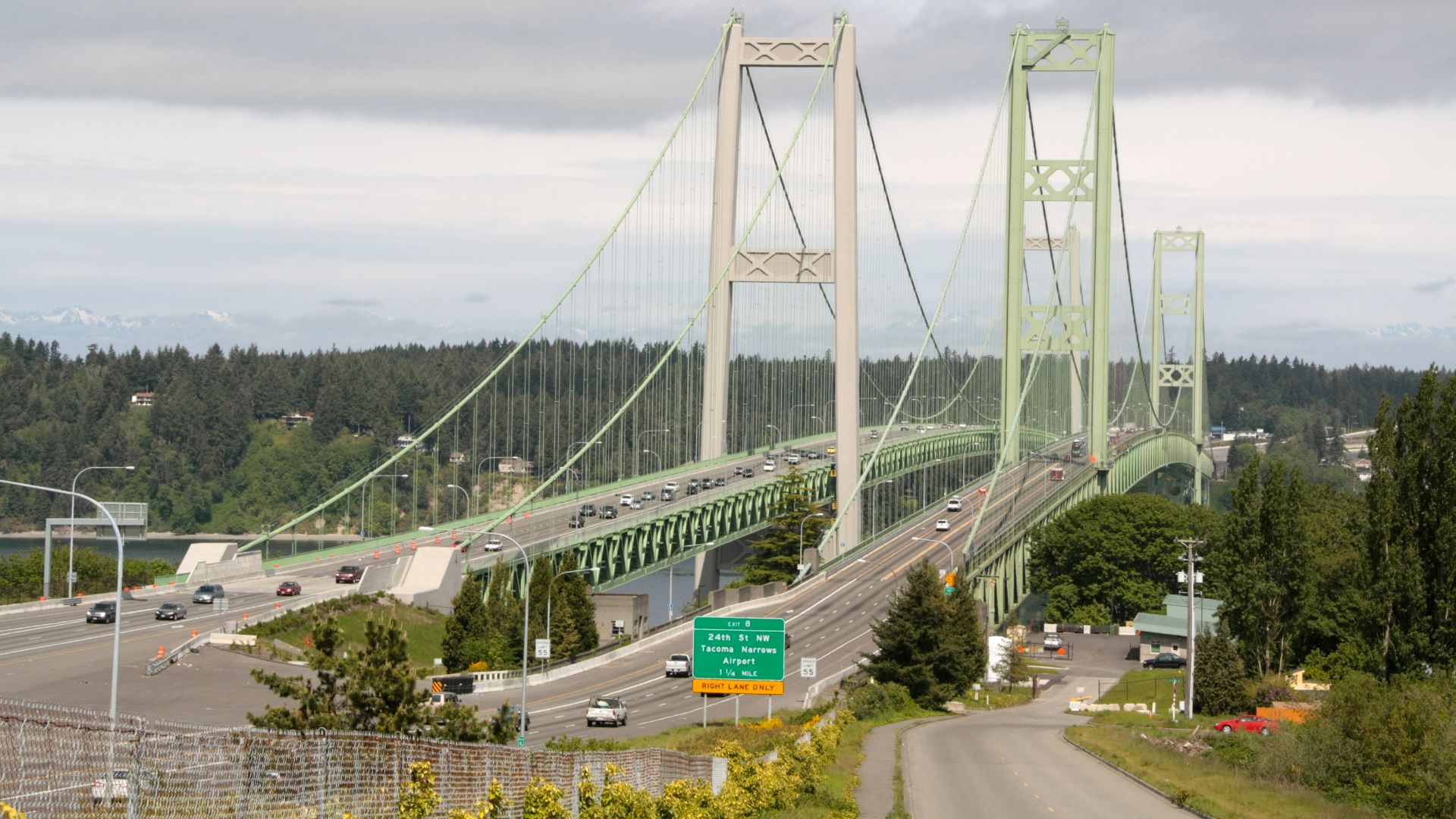 Tacoma Narrows Bridge seen from the south (Tacoma Side). Left: new bridge from 2007, right: old bridge from 1950.