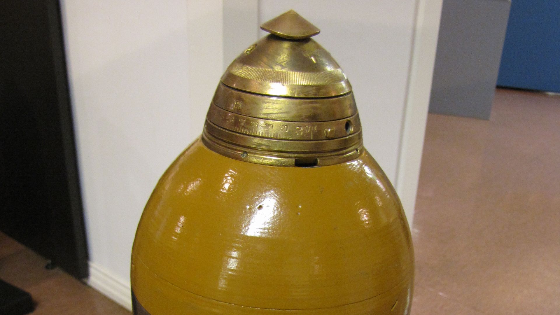 152 mm shell used in 152 K 77 cannon (6-inch siege gun M1877) in Hämeenlinna artillery museum. Description 152 mm shrapnel shell, fuze hole 32/79, weight 35 kg. Fuze is 30 second dual-action fuze from 1908.