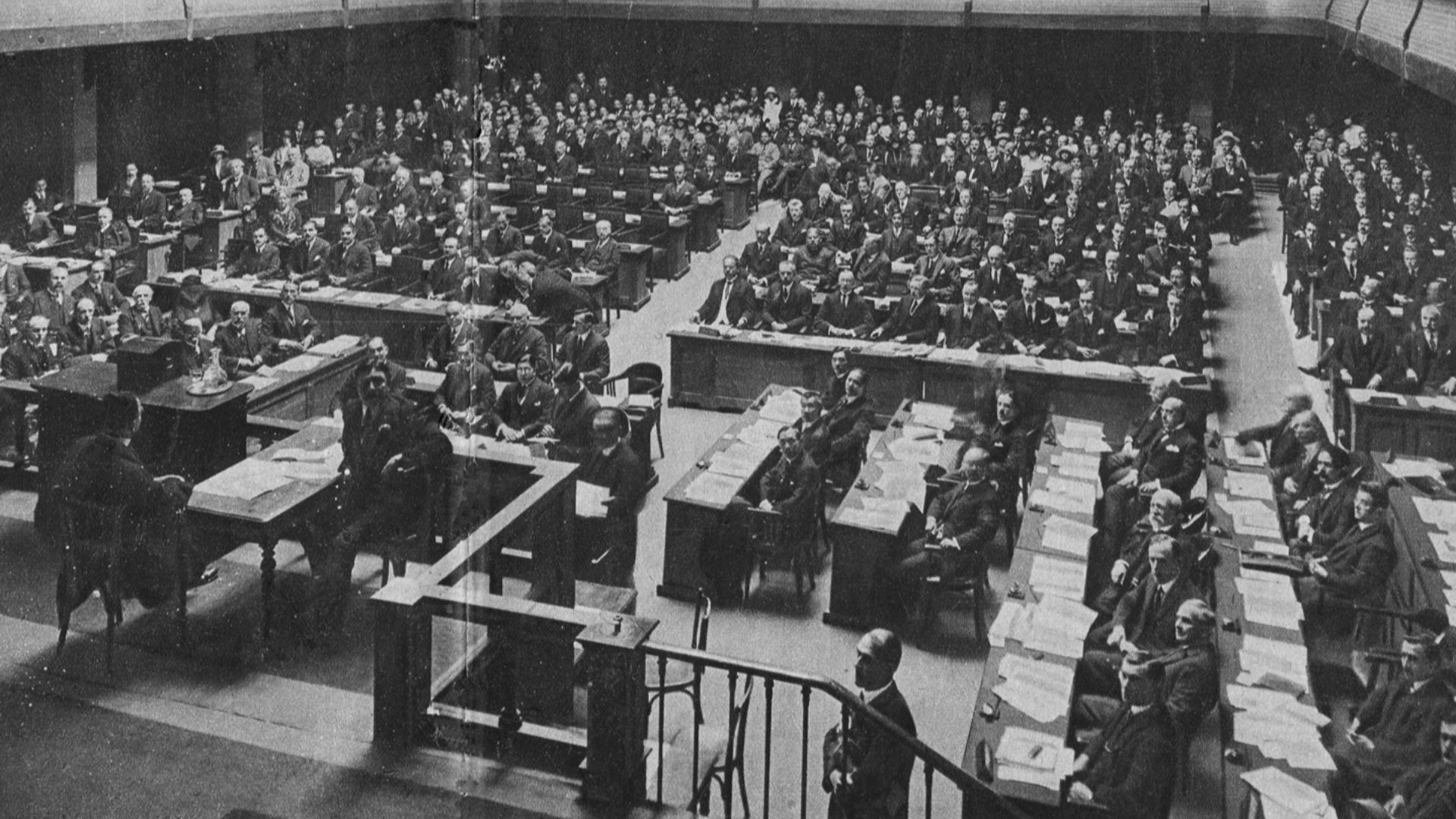 Kansainliiton 4. yleiskokouksen avajaiset Genevessä syyskuussa 1923. Ensimmäisellä rivillä keskikäytävästä oikealle Suomen edustajat: Rafael Erich, Carl Enckell, Rudolf Holsti ja Urho Toivola.