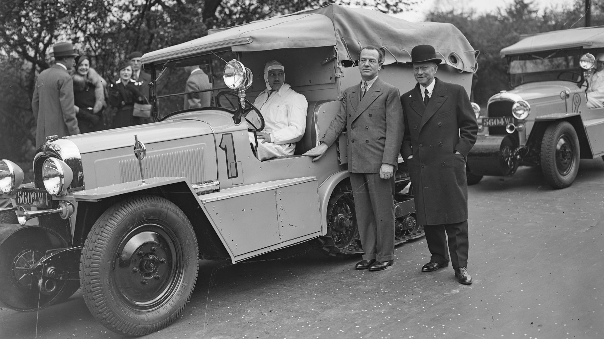 Sujet : Bedaux, Charles (1886-1944) -- Portraits
Citroën, André (1878-1935) -- Portraits
Véhicules à chenilles -- France
Citroën (automobiles)
Paris (France) -- Bois de Boulogne
Bedaux Sub-Artic expedition (1934)
Portraits collectifs -- 1914-1945
Référenc