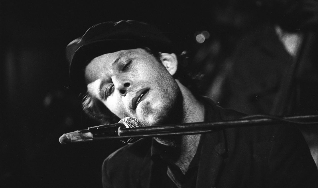 Tom Waits (born in 1949), American musician, actor and composer, during a concert, May 4, 1977.