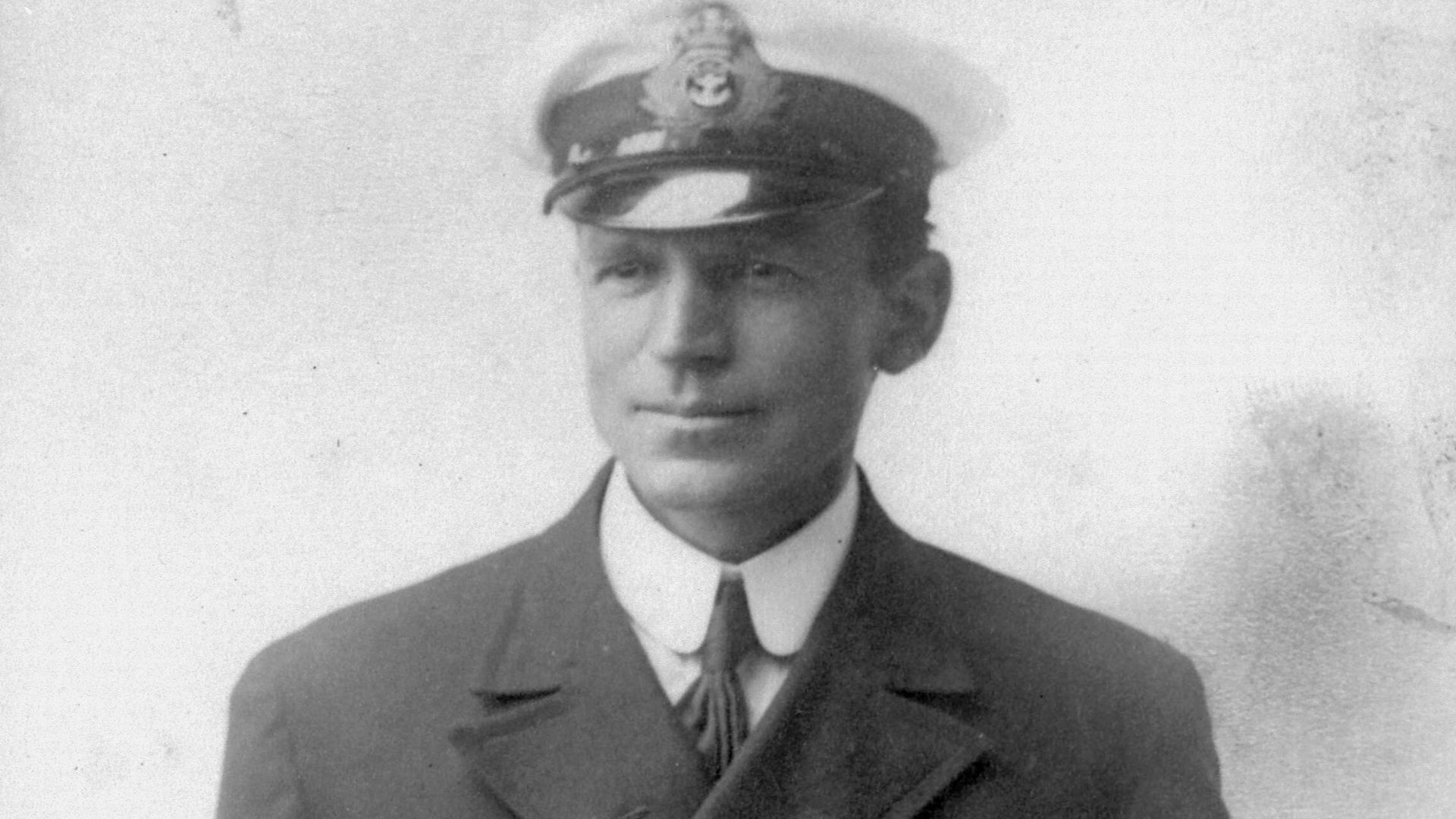 Lieutenant-Commander Frank Worsley, photographed ca 1917 by an unknown photographer.
Frank Worsley. Smythe, P :Photographs of Frank Worsley. Ref: 1/2-182002-F. Alexander Turnbull Library, Wellington, New Zealand. http://natlib.govt.nz/records/22778293