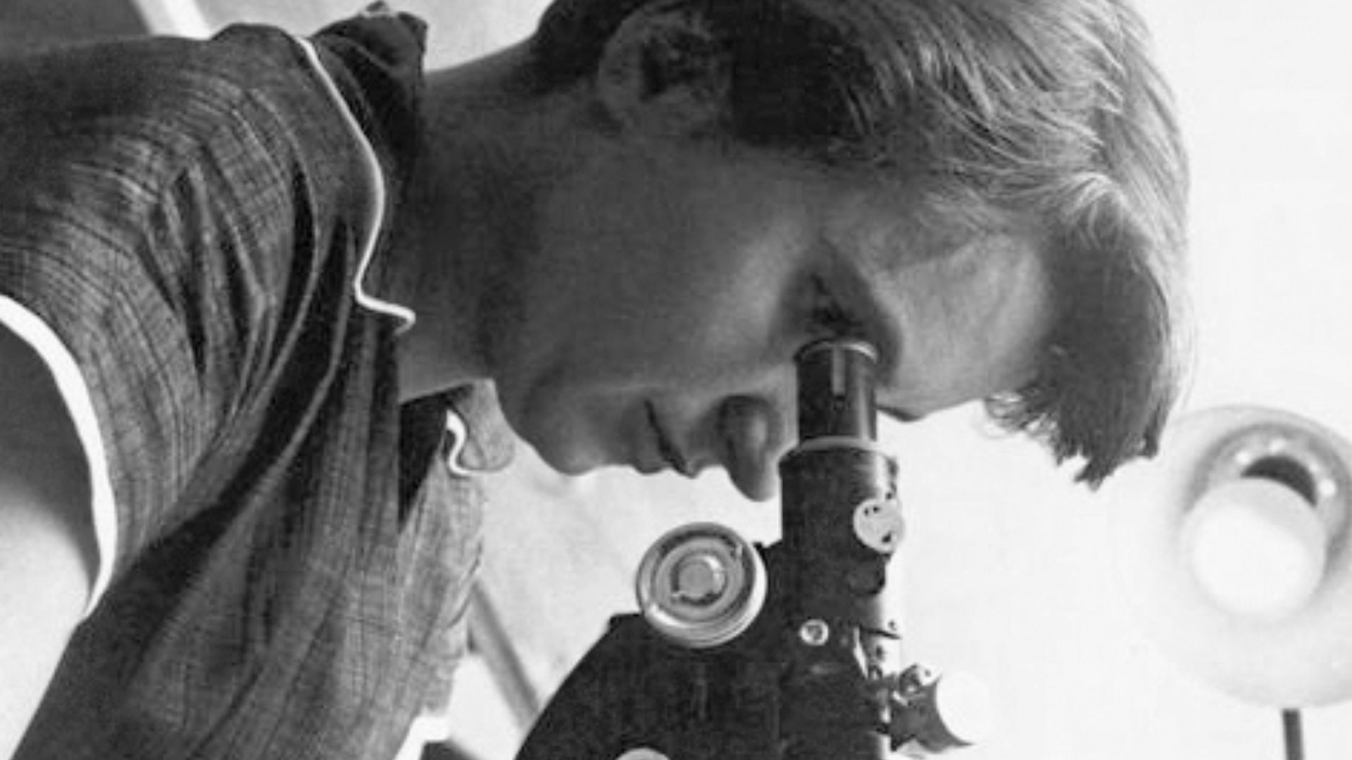 Rosalind Franklin with microscope in 1955.