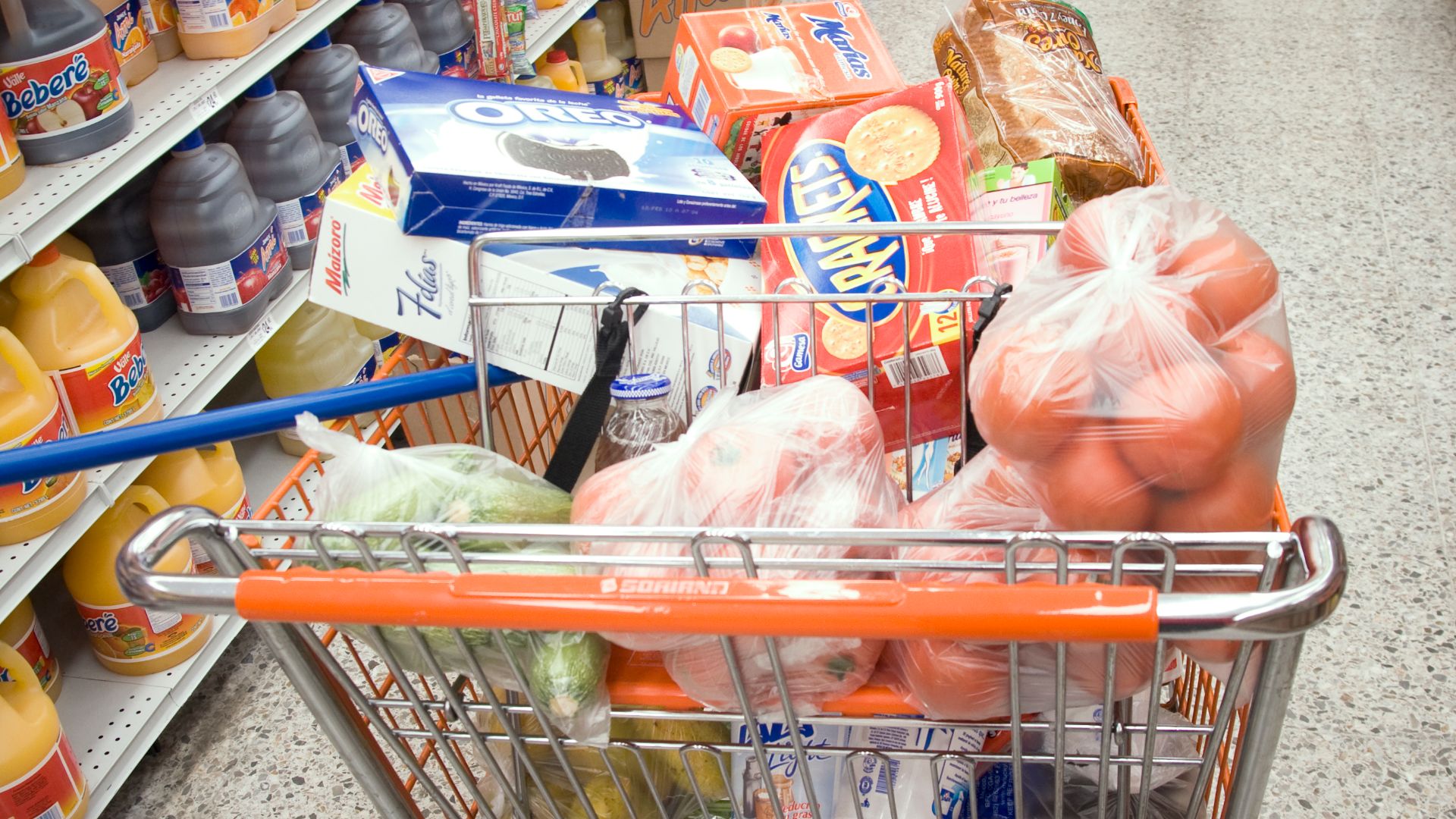 Como si fuera una escena previa a la cena de navidad o de fin de año, decenas y decenas de familias, la mayoría de ellas, sin niños, atiborran las tiendas de autoservicio para comprar cajas de leche y agua embotellada, arroz, frijol, charolas con pollo y 