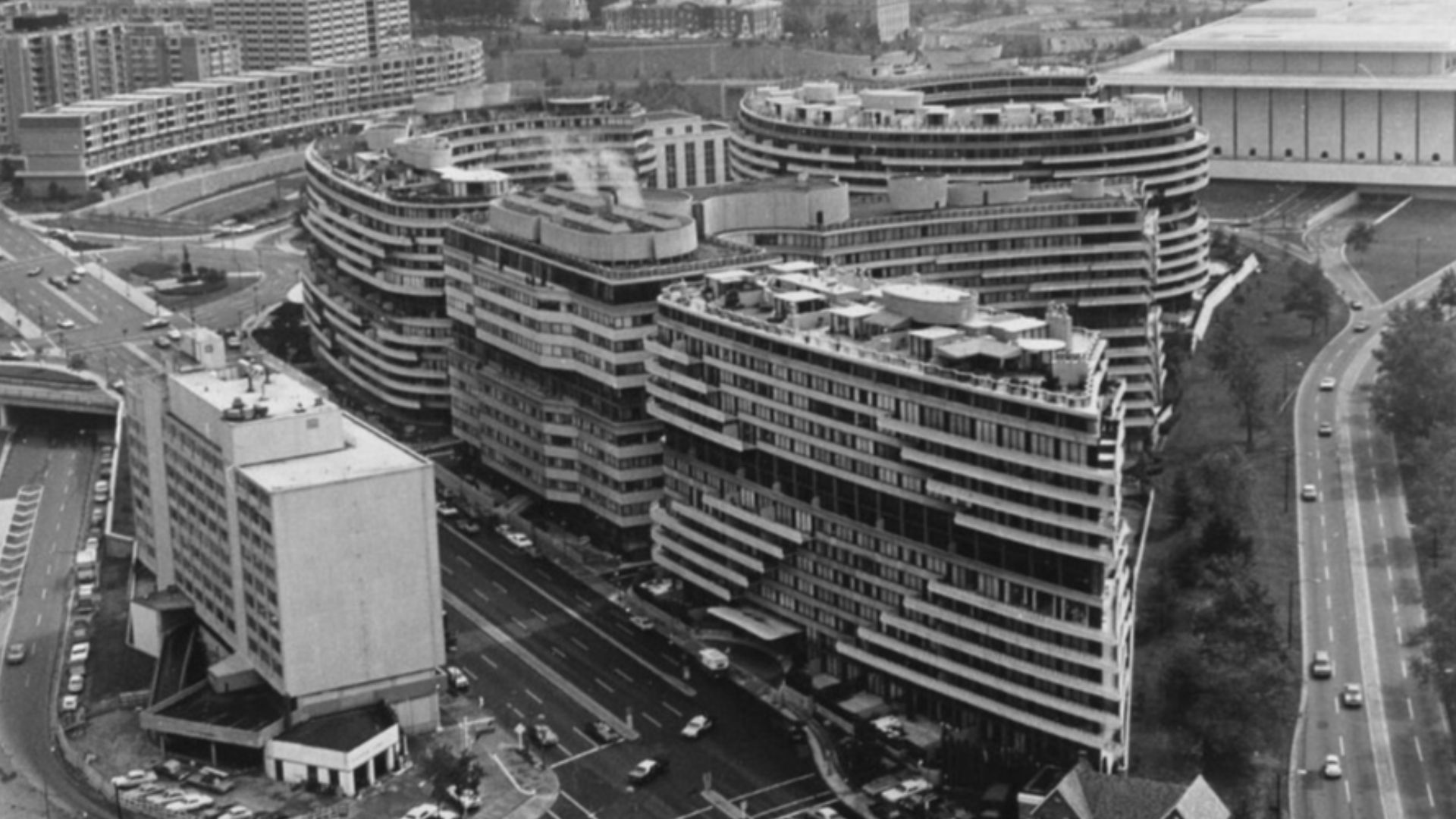 Das Watergate-Hotel.
Ein Einbruch in das im Hotel befindliche Wahlkampfhauptquartier der Demokraten und dessen Folgen führten in den 70er Jahren zum de:Watergate-Skandal.