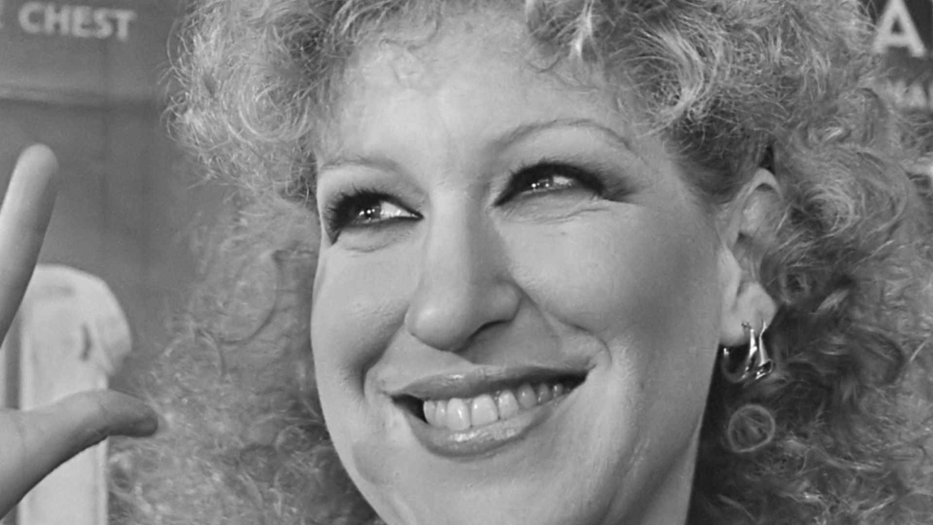 Bette Midler geeft een persconferentie in het city-theater in Amsterdam vanwege de film Divine Madness
24 januari 1981