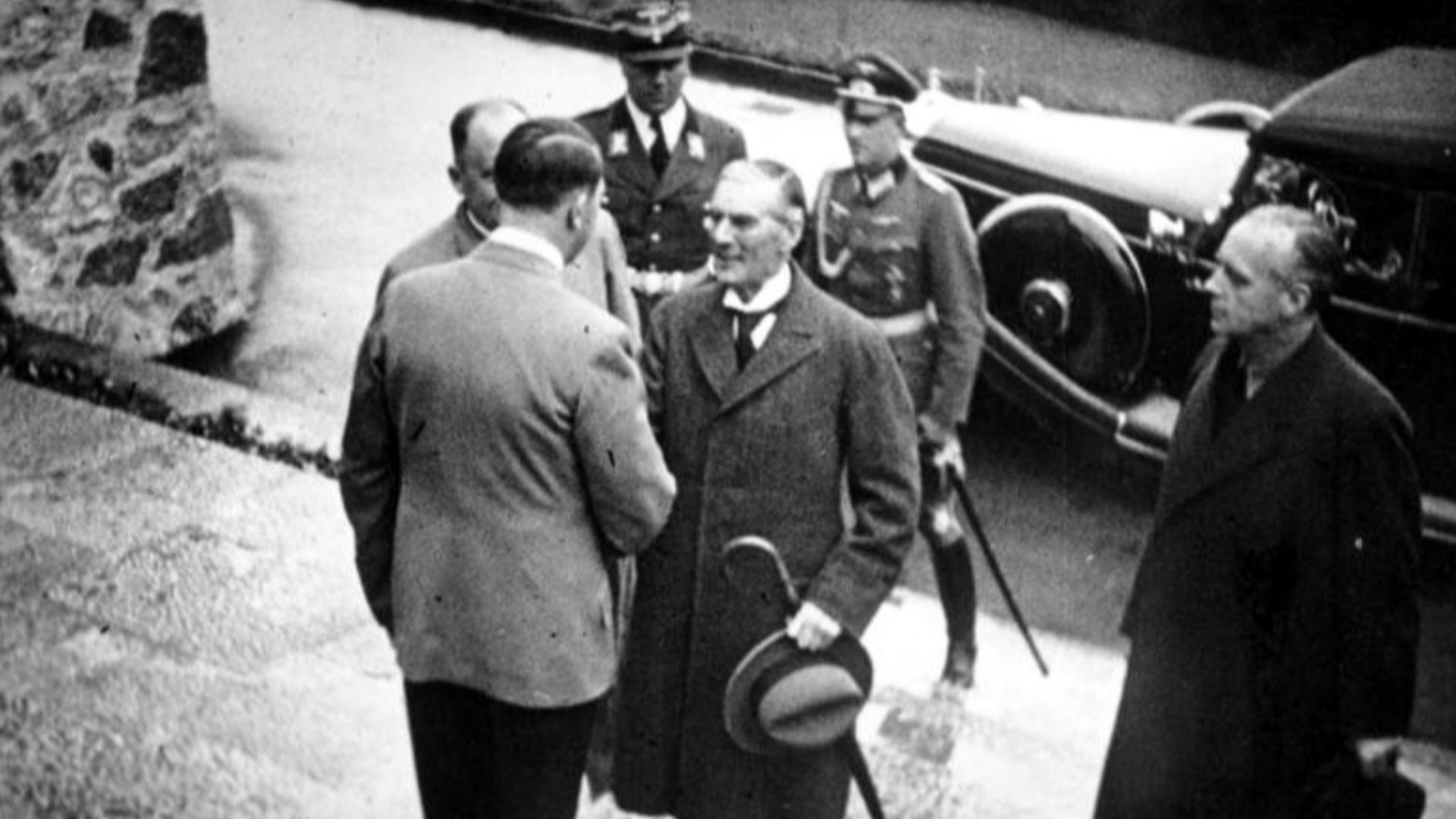 For documentary purposes the German Federal Archive often retained the original image captions, which may be erroneous, biased, obsolete or politically extreme. Zentralbild / 16.9.1938 / Premierminister Chamberlain bei Hitler 1938
Am 13.9.1938 schlug Cham