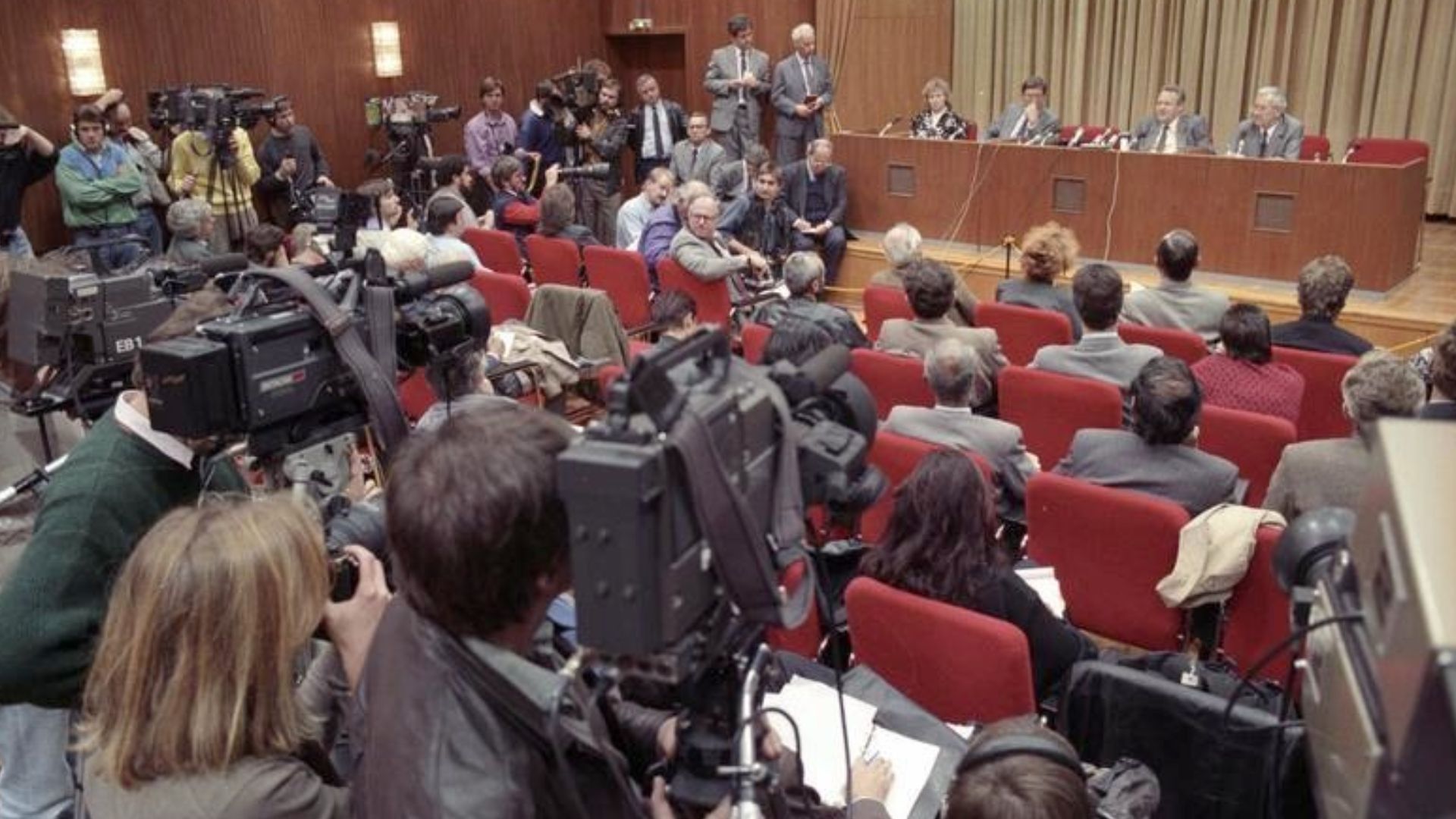 For documentary purposes the German Federal Archive often retained the original image captions, which may be erroneous, biased, obsolete or politically extreme. ADN-ZB/Lehmann/ 9.11.89/Berlin: Pressekonferenz/ Günter Schabowski, Mitglied des Politbüros un