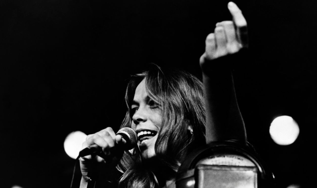 UNSPECIFIED - JANUARY 01: Photo of Rickie Lee JONES; Rickie Lee Jones performing on stage