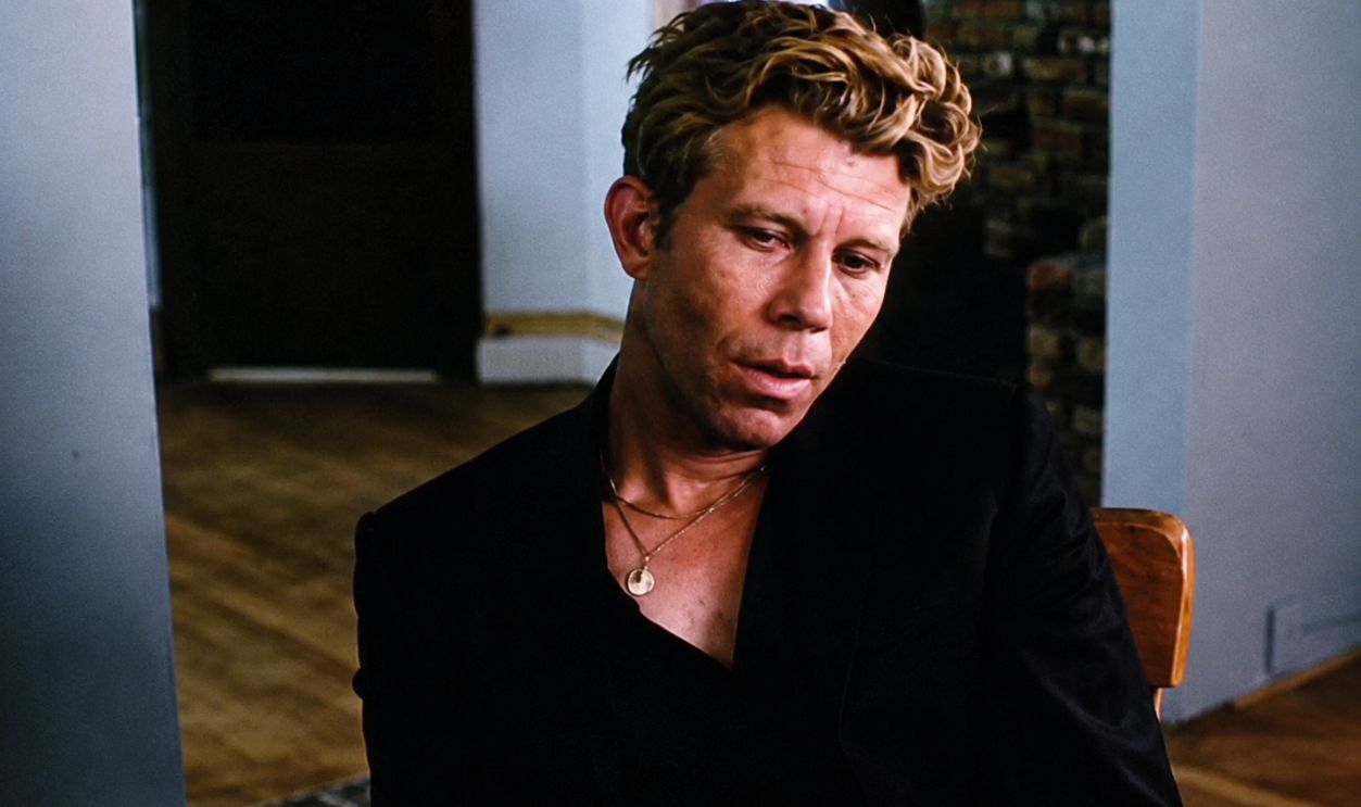 Screenshot from Cold Feet (1989)