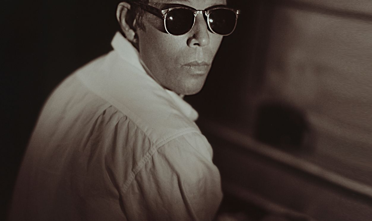 LOS ANGELES - FEBRUARY 1990: Tom Waits poses for a portrait in Los Angeles, California.