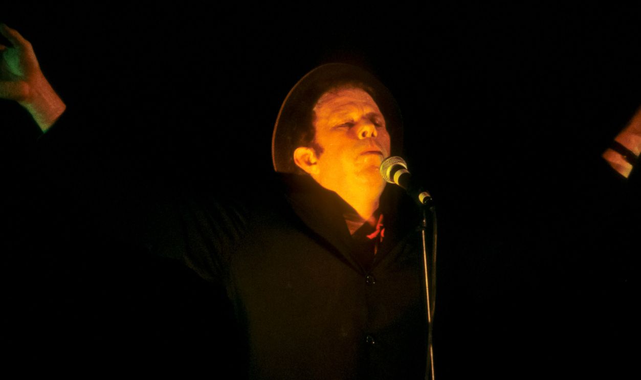American musician Tom Waits performs at the Beacon Theater, New York, New York, September 23, 1999. 