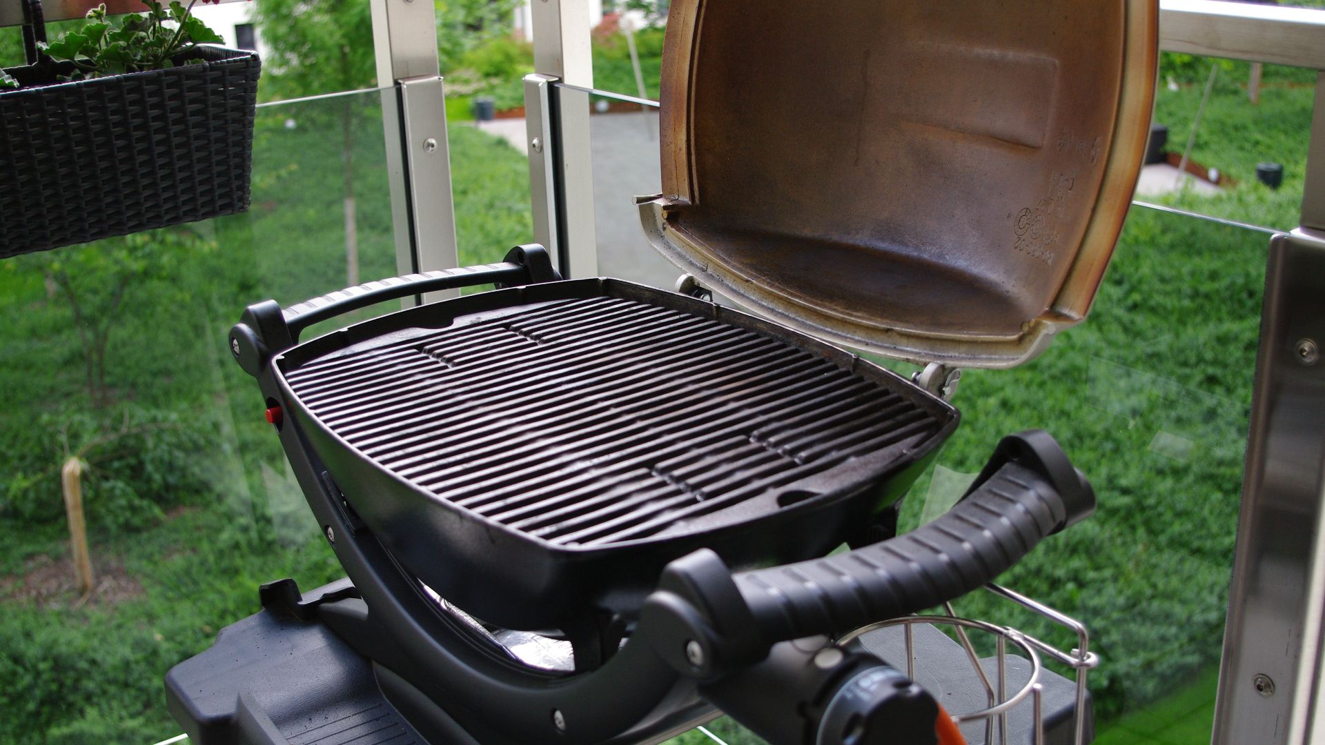 Gasgrill mit Piezo-Zündung, stufenlosem Ventil, Deckel und einem Brenner. Fotografiertes Model: Weber Q100