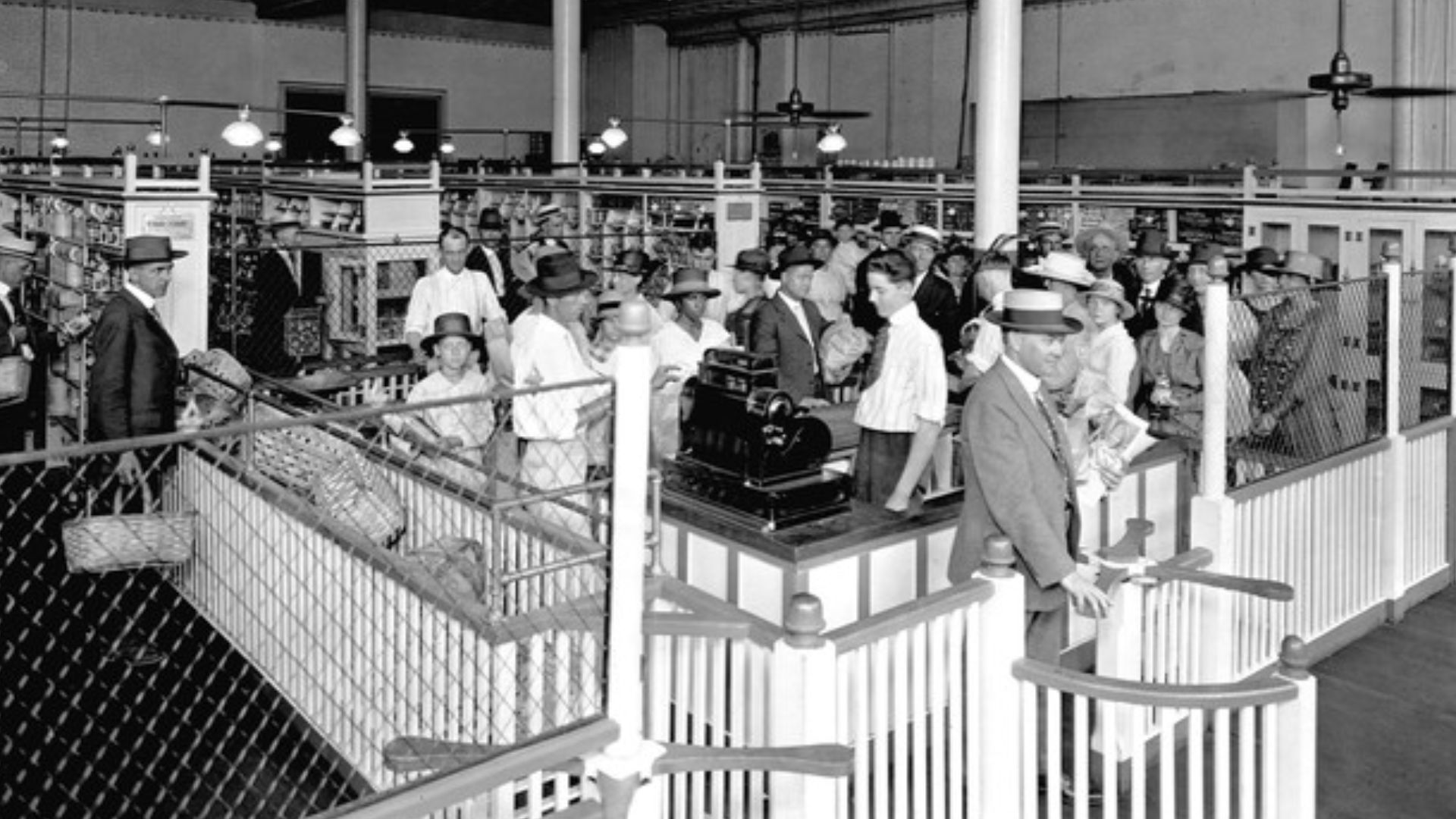 1918 photo of the interior of the original Piggly Wiggly store, Memphis, Tennessee. The first self service grocery store, opened 1916.
