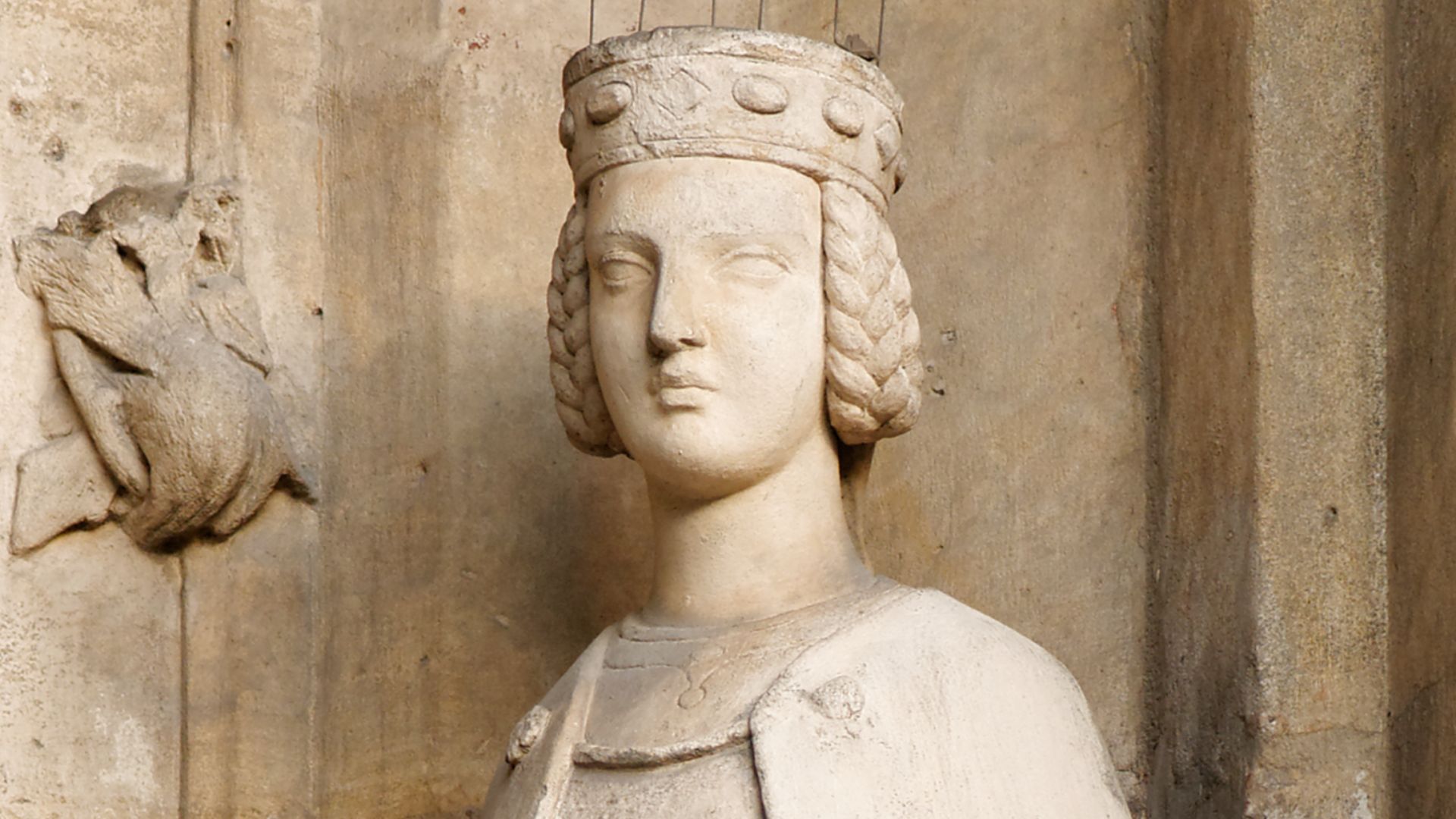Blessed Isabel of France, copy after the gothic original. Porch of Saint-Germain l'Auxerrois, Paris.