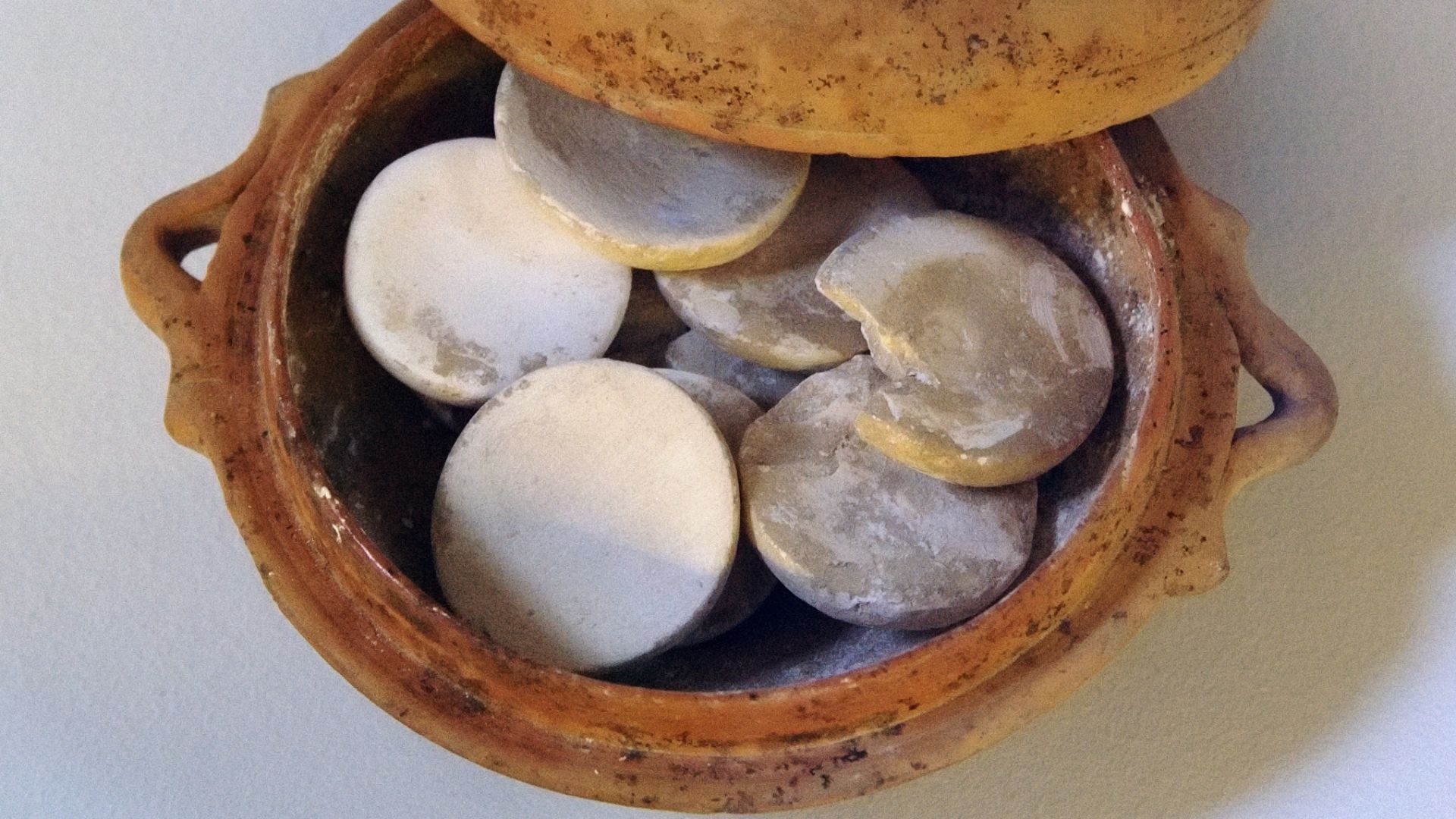 Make-up pot with molded tablets of white lead, all having the same diameter and weight (2.75 cm and 5.5 g). Found in a tomb from the 5th c. BC.