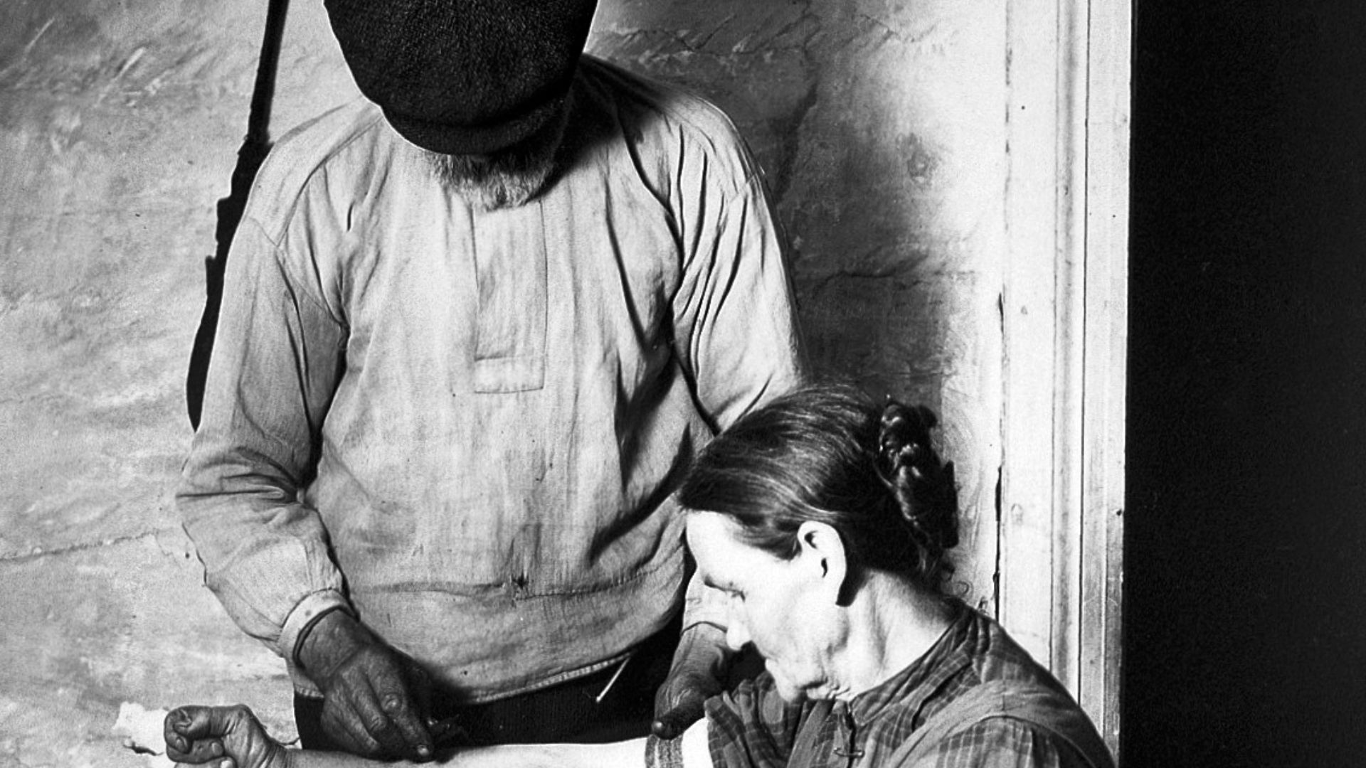 Printed photo-reproduction: a bloodletting scene; reproduction, c.1980, of a photograph by Nils
Keyland, 1922, in the Nordiska Museet Arkivet.
Wellcome Images
Keywords: Niels Keyland