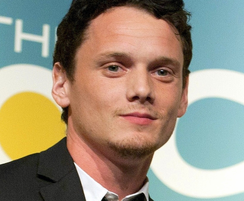 Anton Yelchin, 2011 in suit