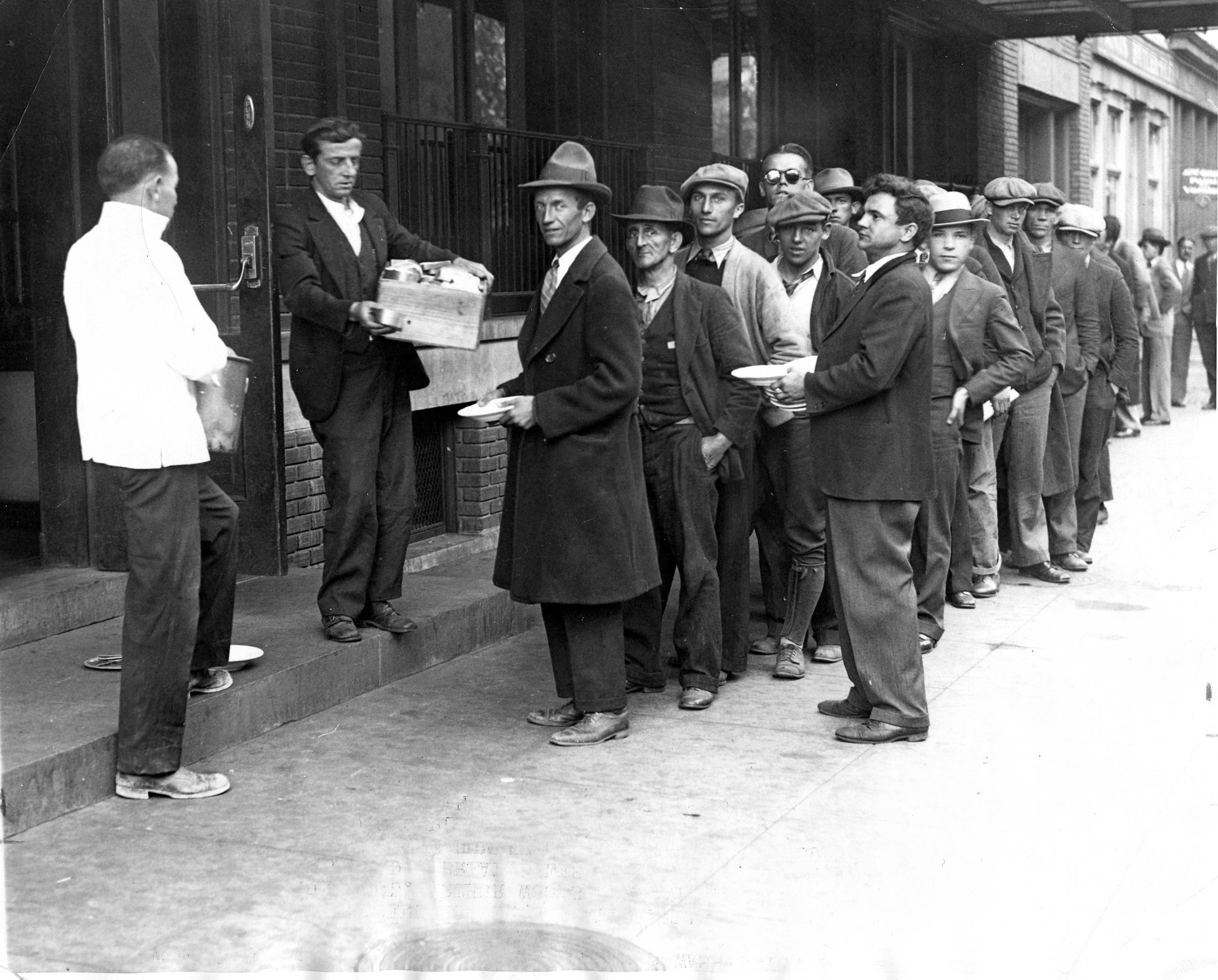 Bread line forms during Great Depression: 1930