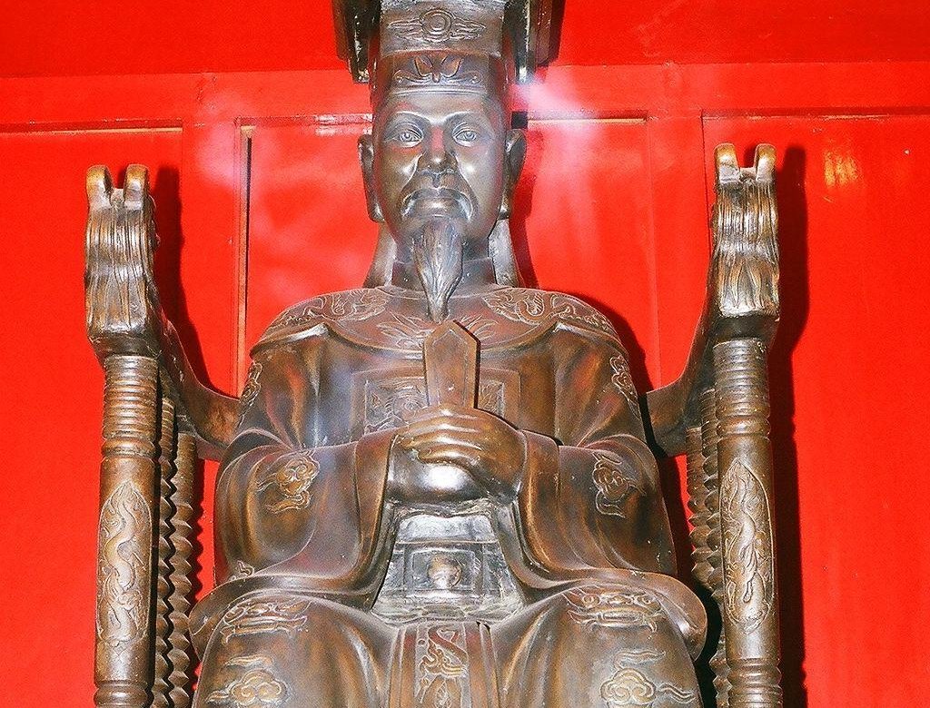 Statue of Lê Thánh Tông (great-great father of Lê Quang Tri)