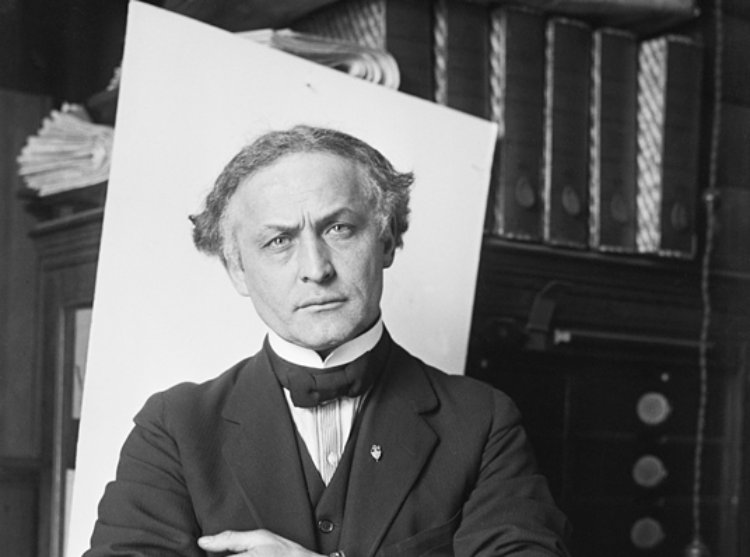 Harry Houdini wearing a suit