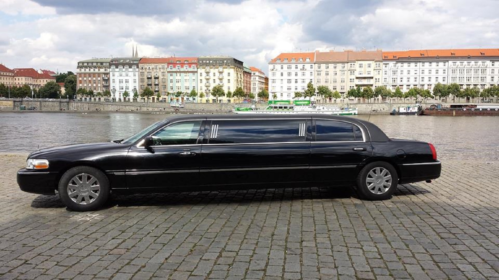 Lincoln Town car Stretch Limo - 2014