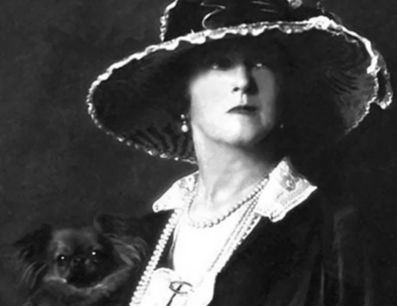 Lucy, Lady Duff-Gordon in black and a hat