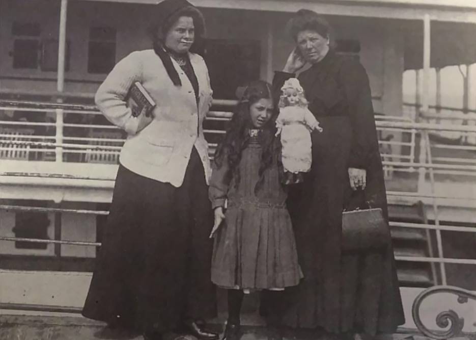 Unknown woman, Eva and Esther Hart