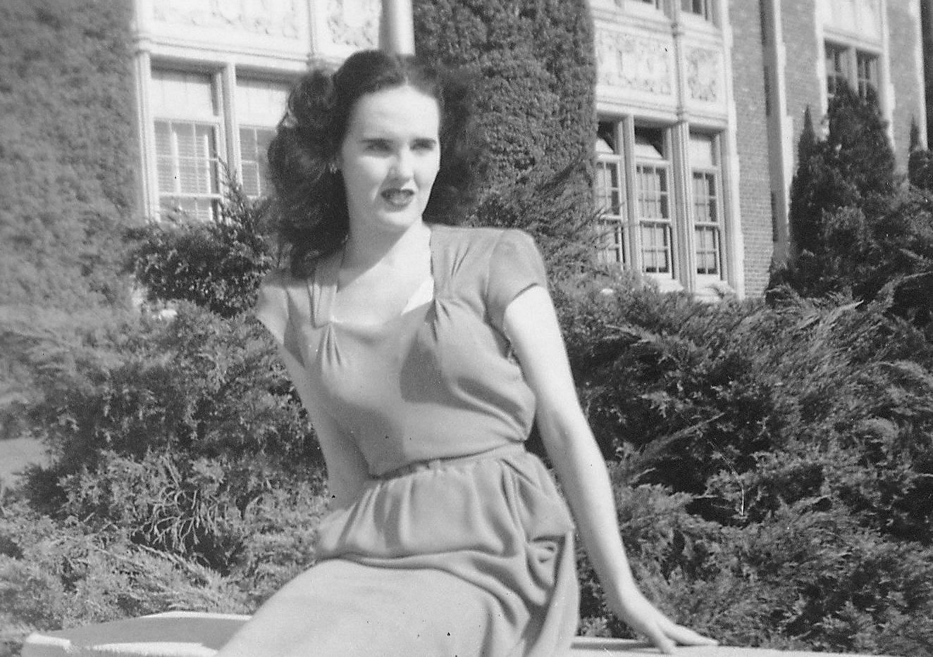 Black Dahlia  Elizabeth Short in dress