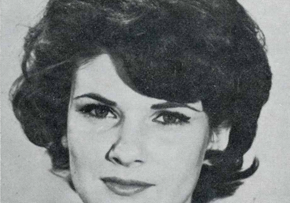 woman with browbands hair