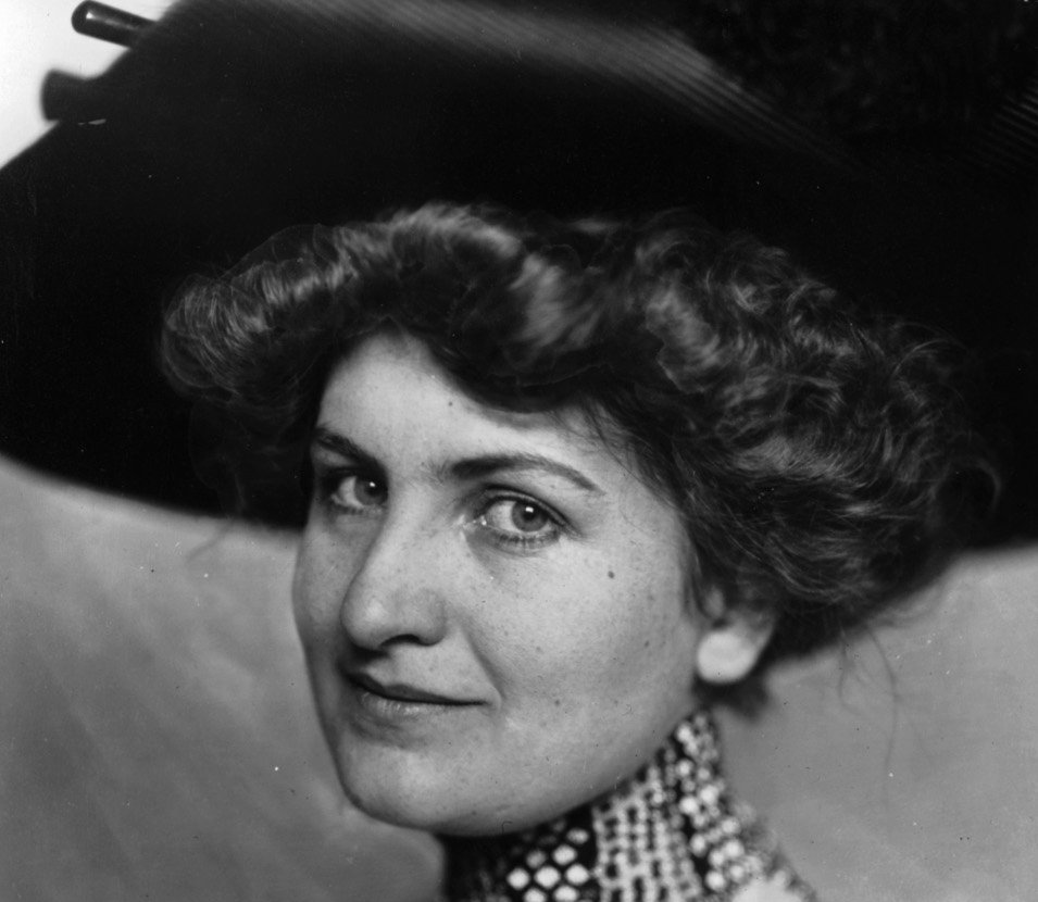 Grayscale Portrait Photo of Alma Mahler wearing a big black hat