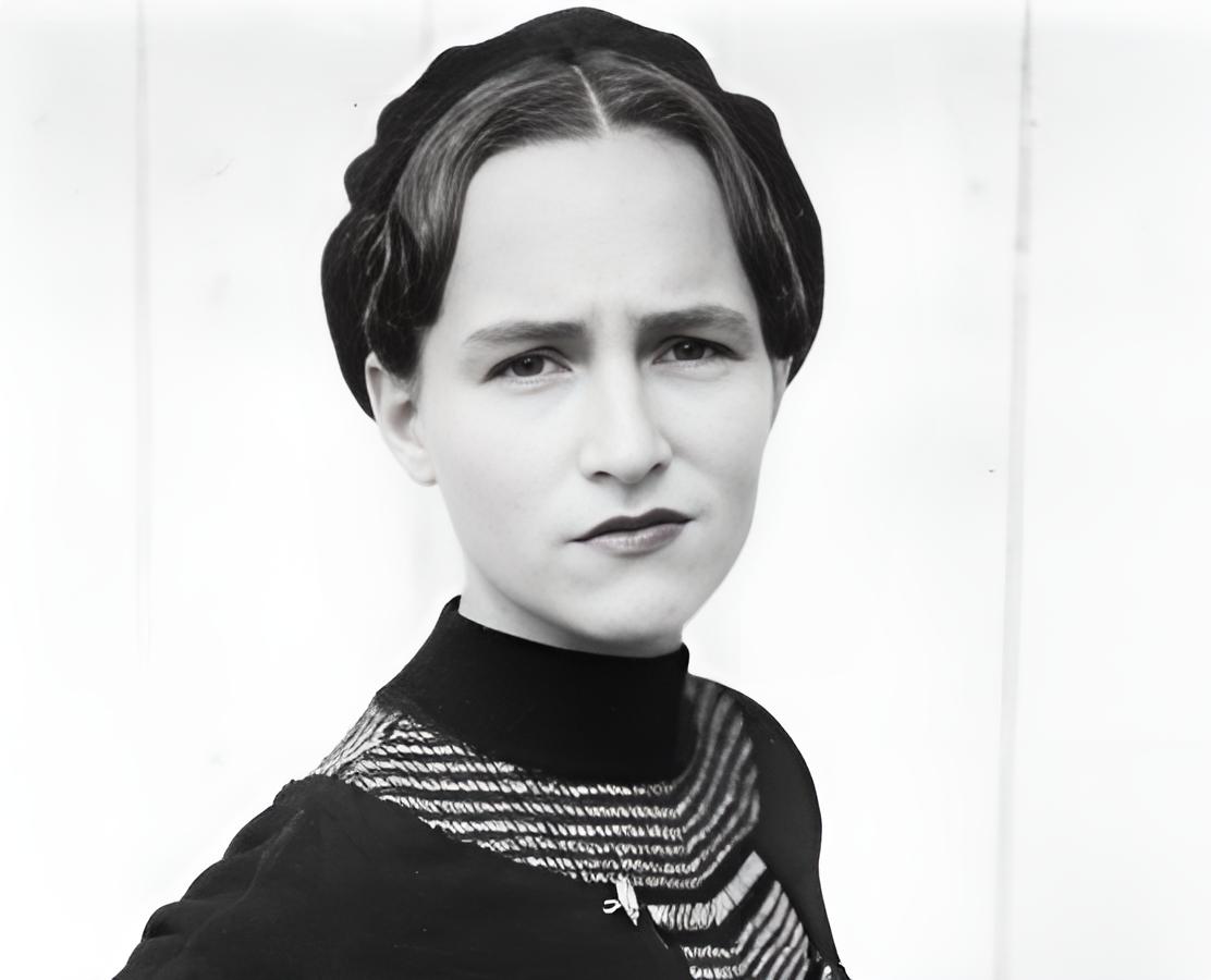 Grayscale Portrait Photo of Bonnie Parker in a dark outfit