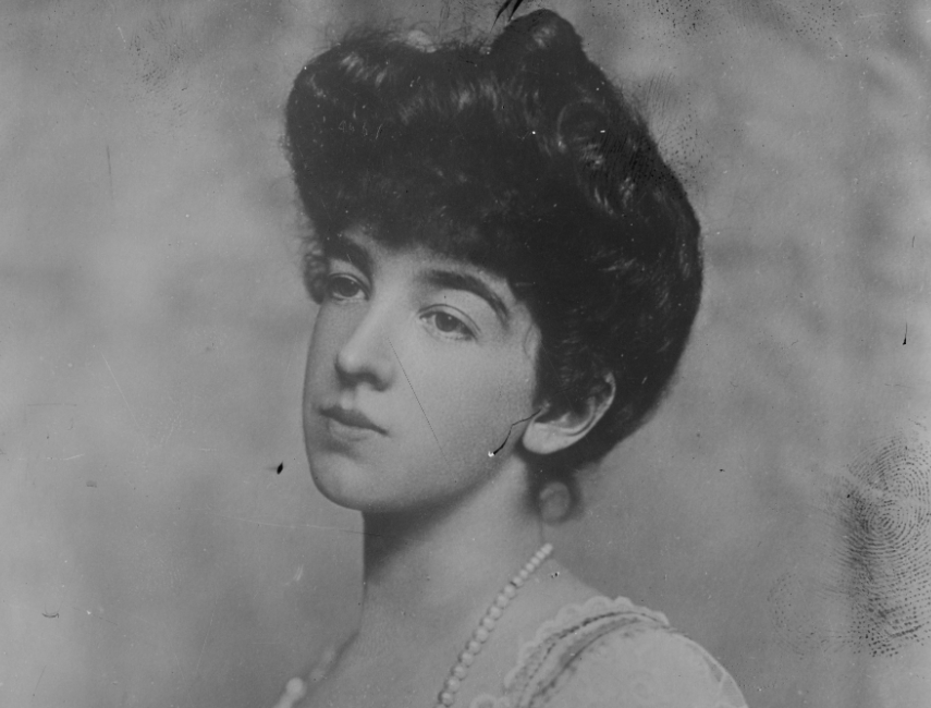 Gertrude Vanderbilt Whitney wearing pearls