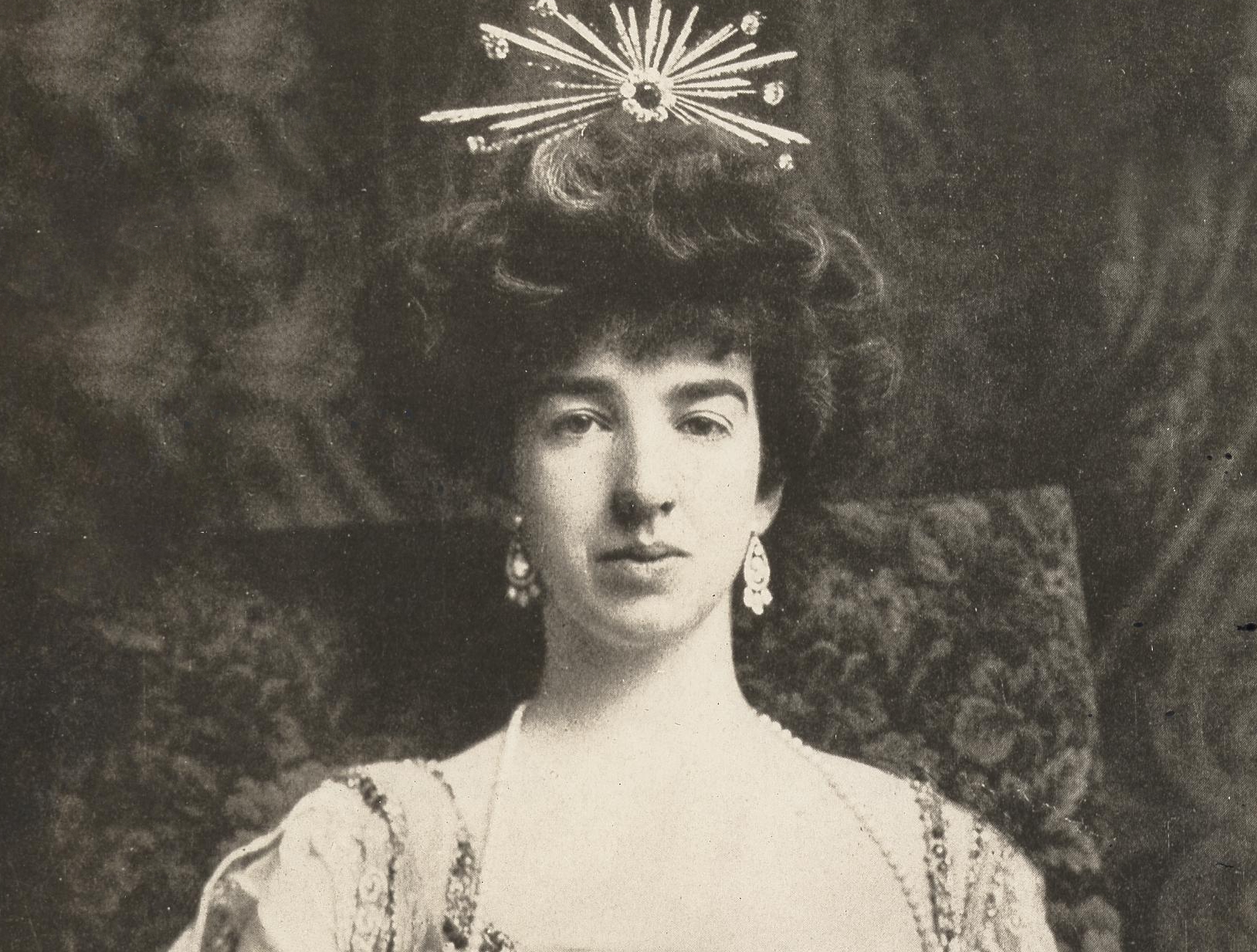 Gertrude Vanderbilt Whitney wearing jewels